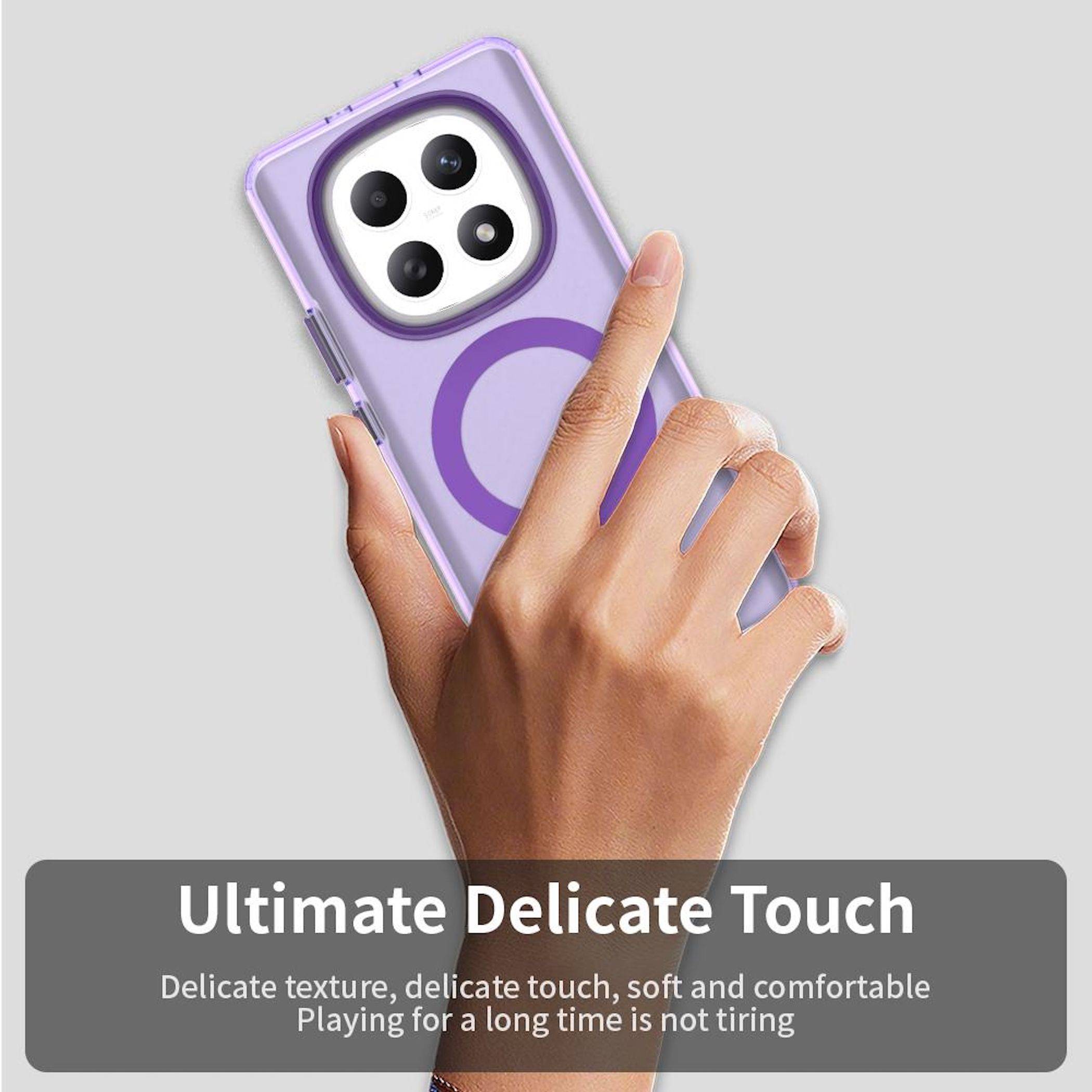 Hand hält eine lavendelfarbene Smartphone-Hülle mit violettem MagSafe-Ring und quadratischem Kamera-Ausschnitt; die Anzeige besagt „Ultimate Delicate Touch