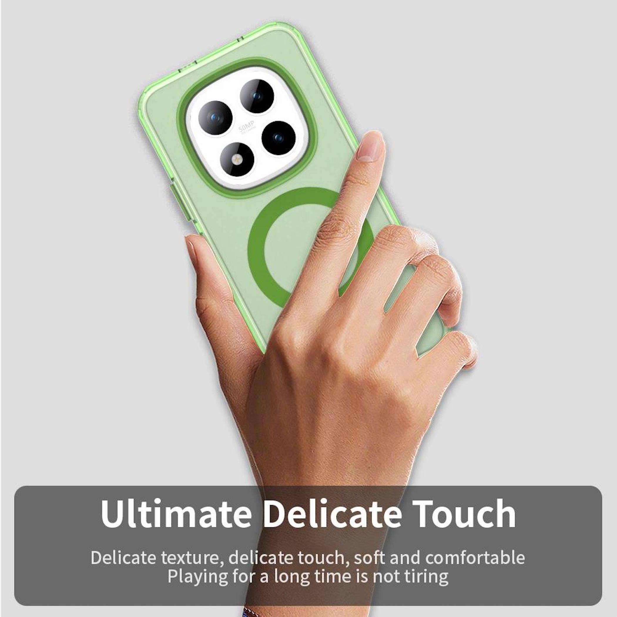 Hand hält ein grünes Smartphone mit einem großen Kameramodul; die Beschriftung lautet „Ultimate Delicate Touch