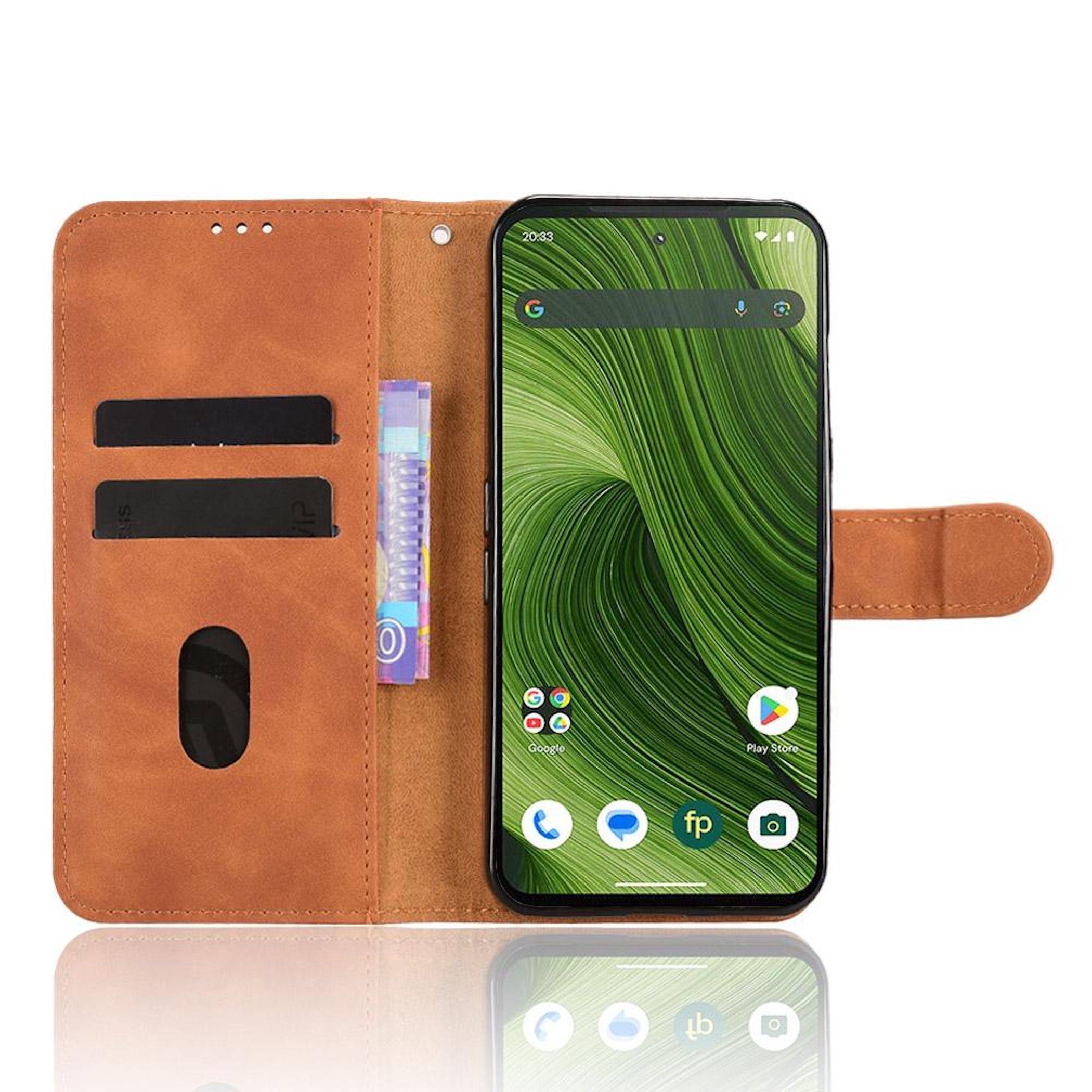 Smartphone in einem braunen Ledertaschengehäuse mit Kartensteckplätzen und Verschlussriemen, aufgeklappt auf weißem Hintergrund gezeigt.