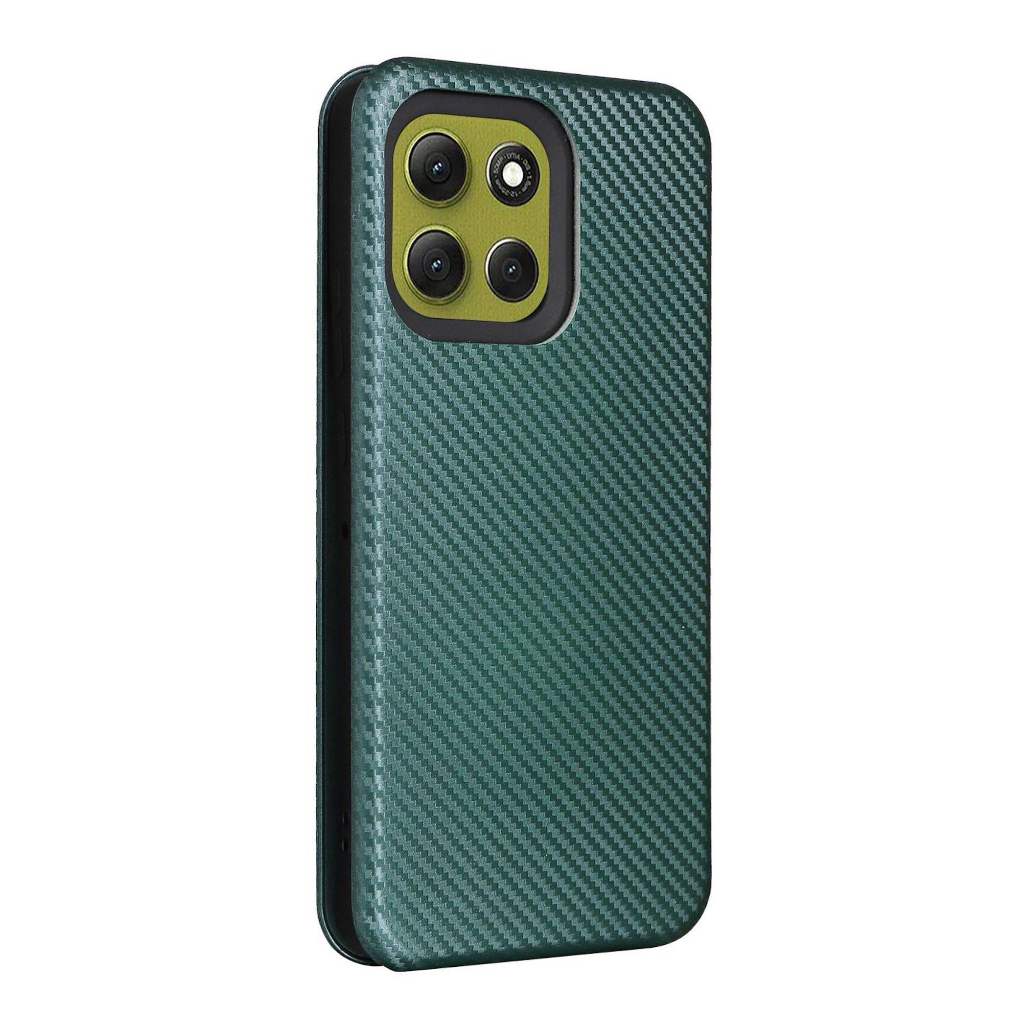 Grünes Smartphone-Hülle im Kohlefaser-Stil in schräger Perspektive, mit dreifacher Kameraausschnitt und schwarzen Kanten auf weißem Hintergrund.