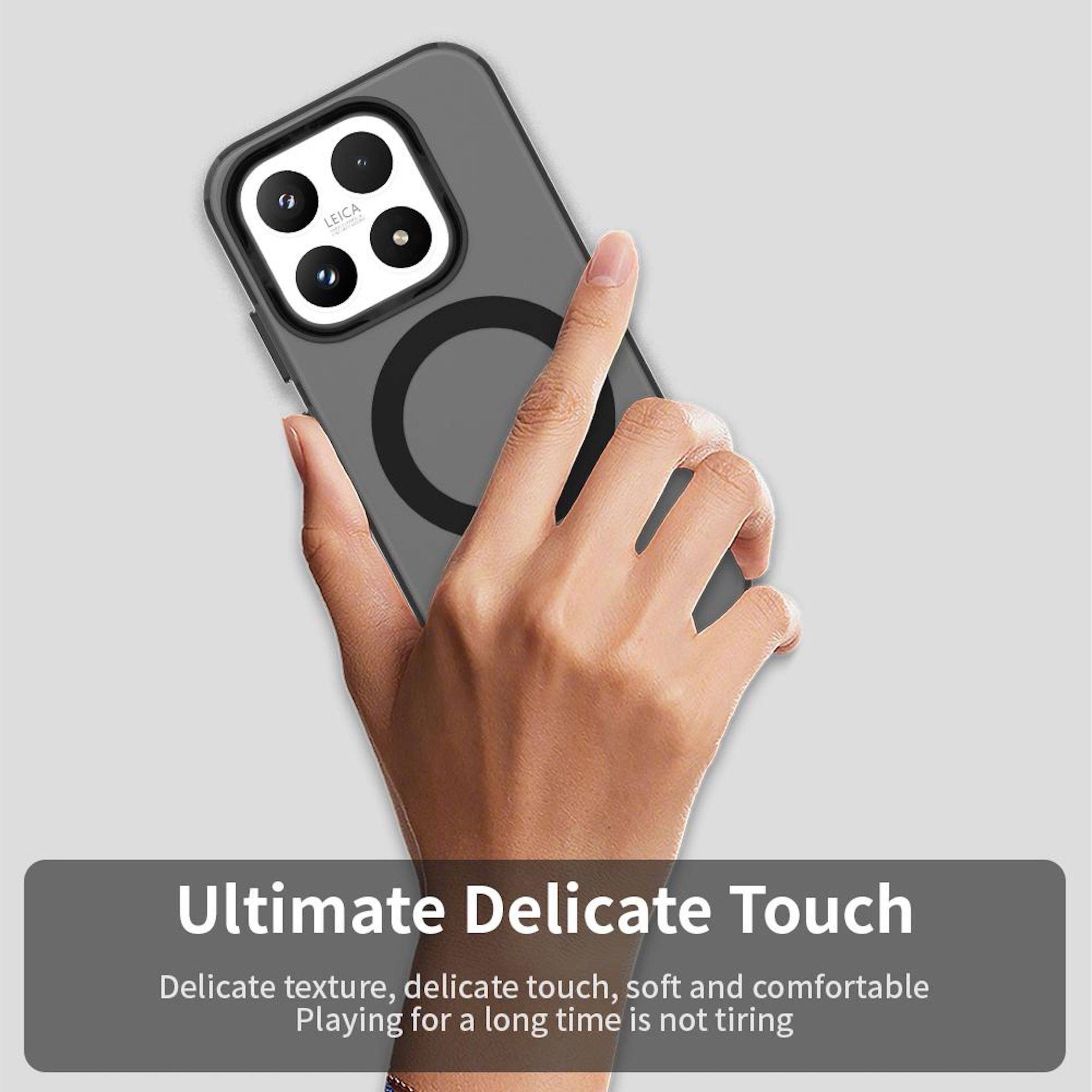 Hand, die ein Smartphone mit einem dunklen Schutzetui und einem kreisförmigen MagSafe-ähnlichen Ring hält, überlagert mit dem Text „Ultimate Delicate Touch