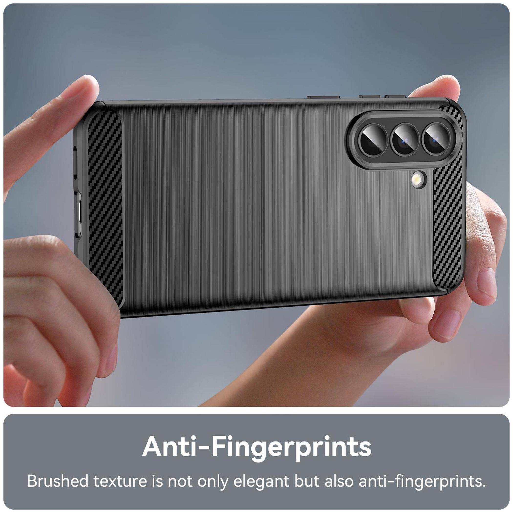 Hände halten ein Smartphone mit einer gebürsteten Textur-Schutzhülle und dreifacher Kameraaussparung; Text lautet „Antifingerabdrücke