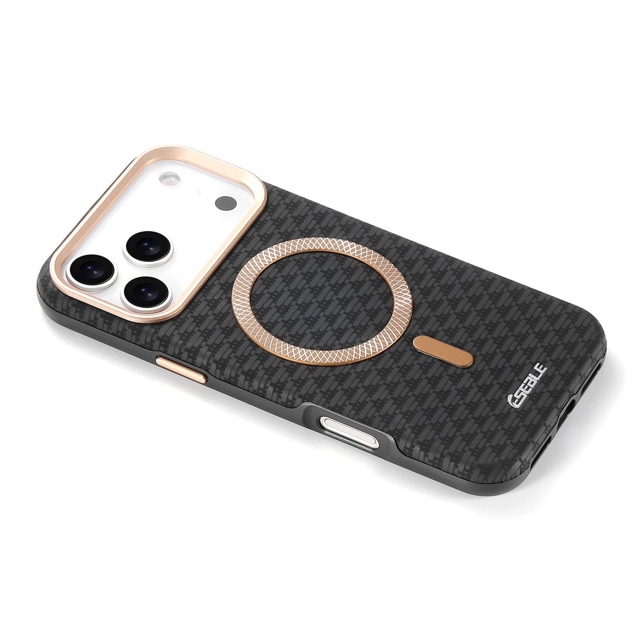 Schwarze strukturierte Smartphone-Hülle mit goldener Blende und einem MagSafe-ähnlichen Ladering, auf weißem Hintergrund gezeigt.