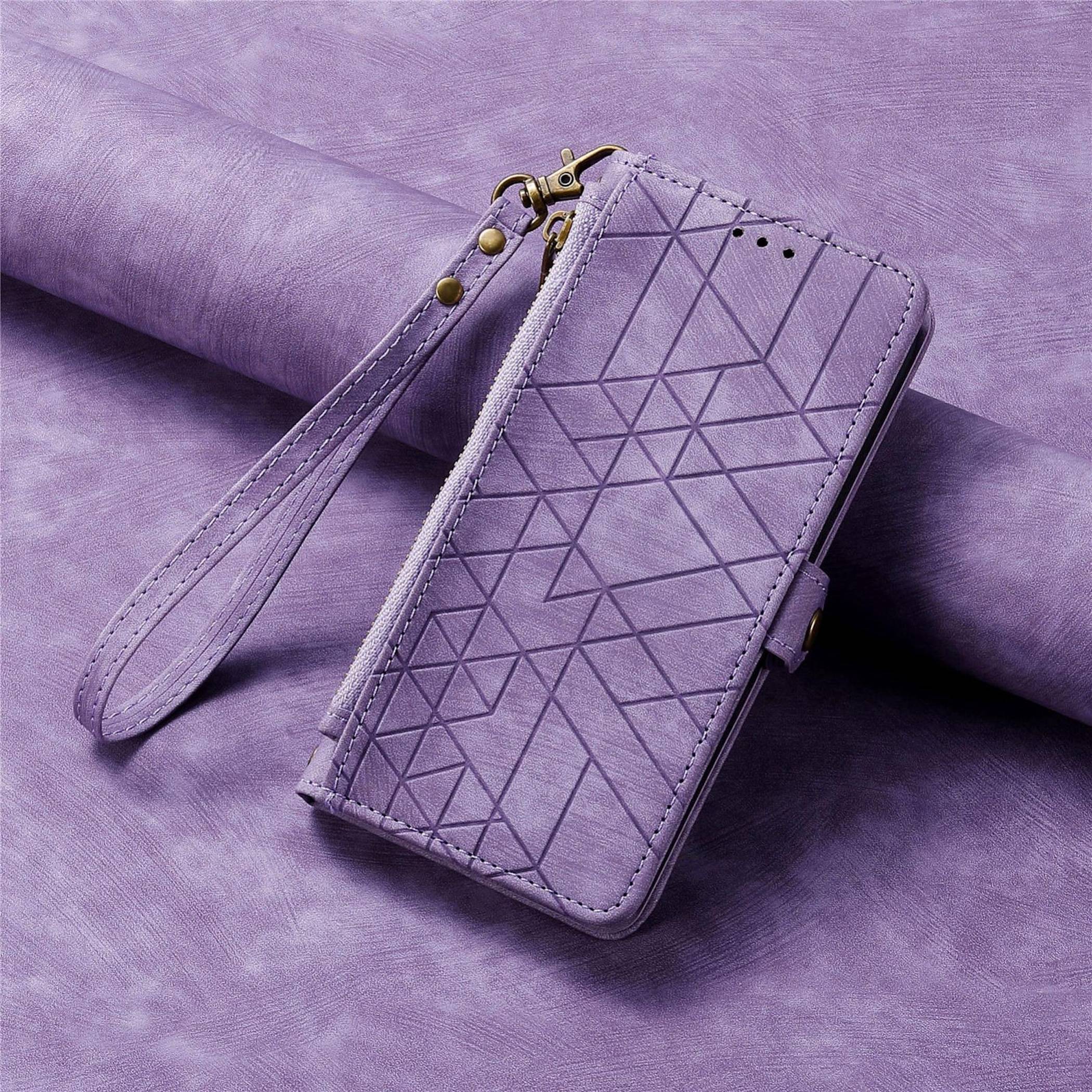 Lila geometrisch gemusterte Handytasche mit Handgelenkschlaufe, dargestellt auf passendem lila Stoffhintergrund.