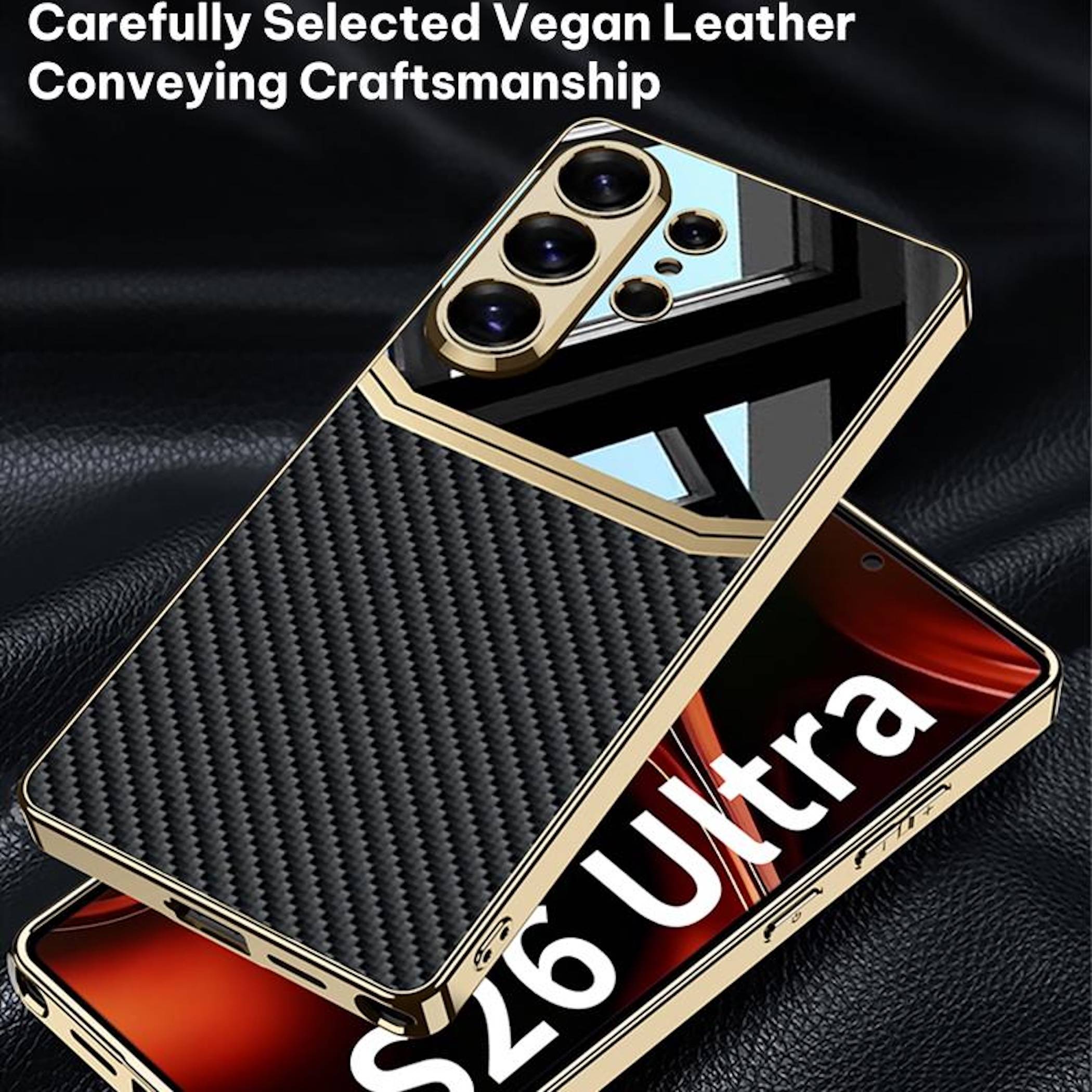 Zwei luxuriöse Smartphone-Hüllen gestapelt auf schwarzem Leder; eine mit Kohlefaser-Veganem Leder, Goldverarbeitung und Kameraausschnitt, mit dem Text „Sorgfältig ausgewähltes veganes Leder, das Handwerkskunst vermittelt