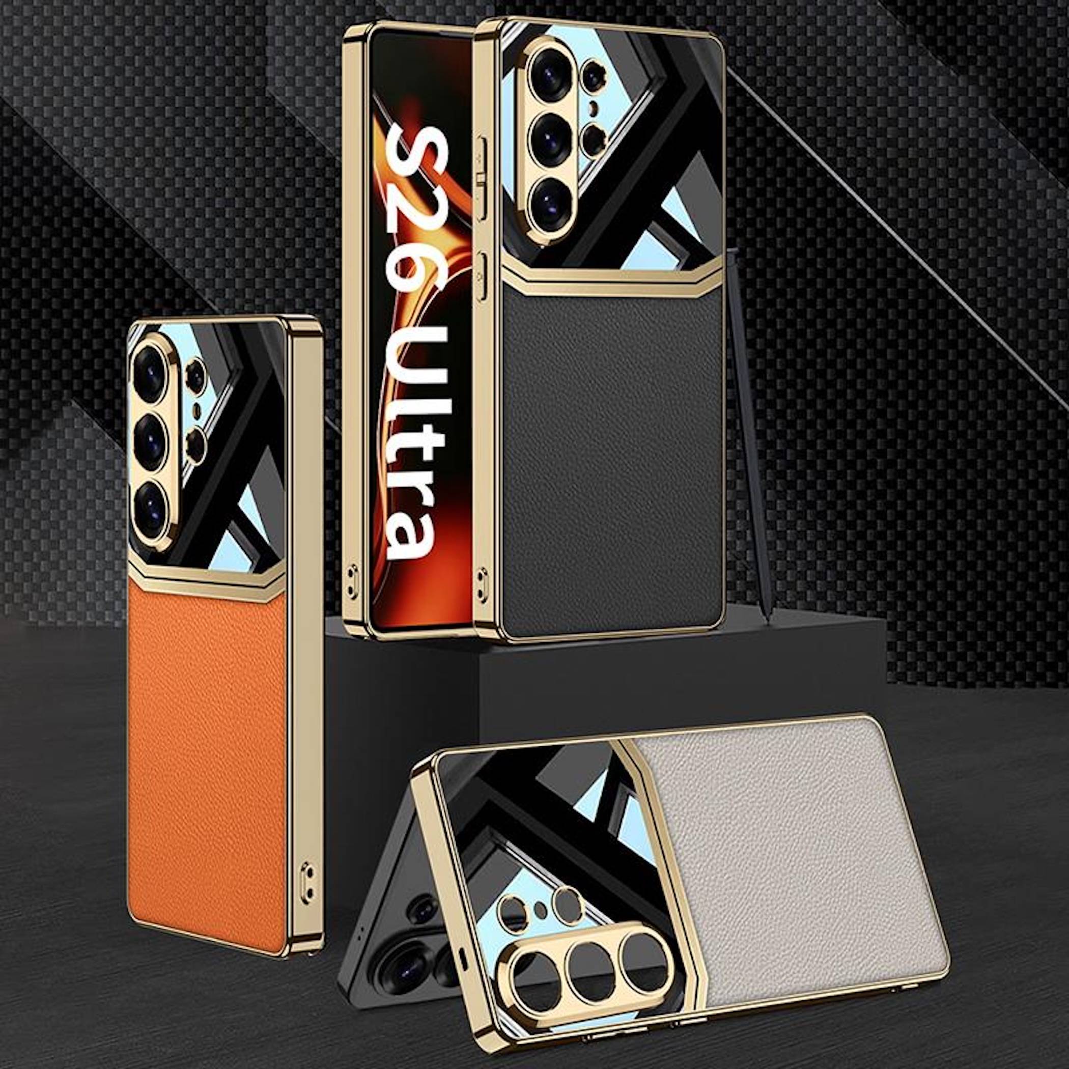 Werbebild von vier Samsung S26 Ultra Handyhüllen in Orange, Schwarz und Weiß mit goldenem Rand, aus verschiedenen Winkeln auf einer dunklen Displayplattform gezeigt.