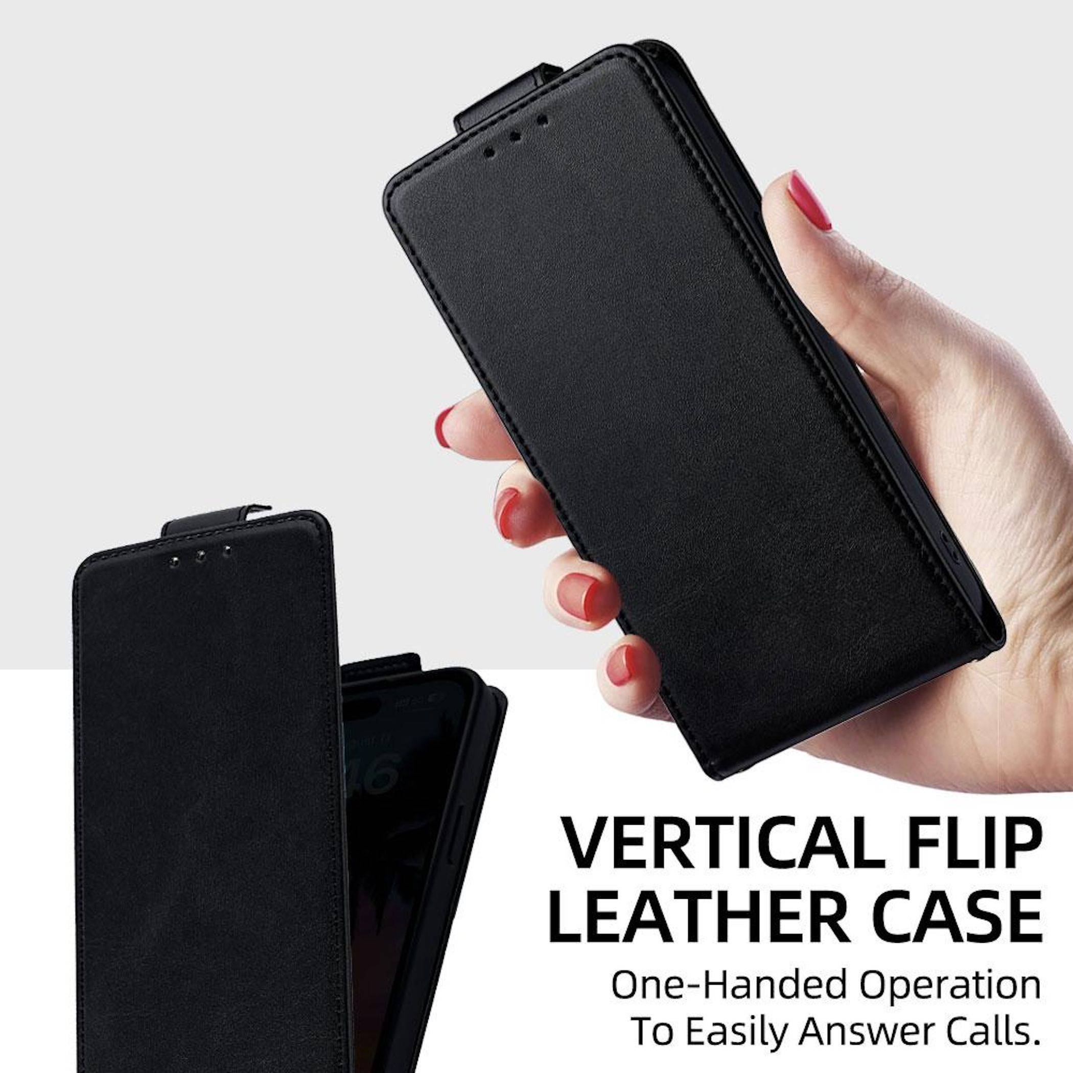 Hand hält ein schwarzes vertikal aufklappbares Leder-Handyhülle; Text lautet „VERTICAL FLIP LEATHER CASE