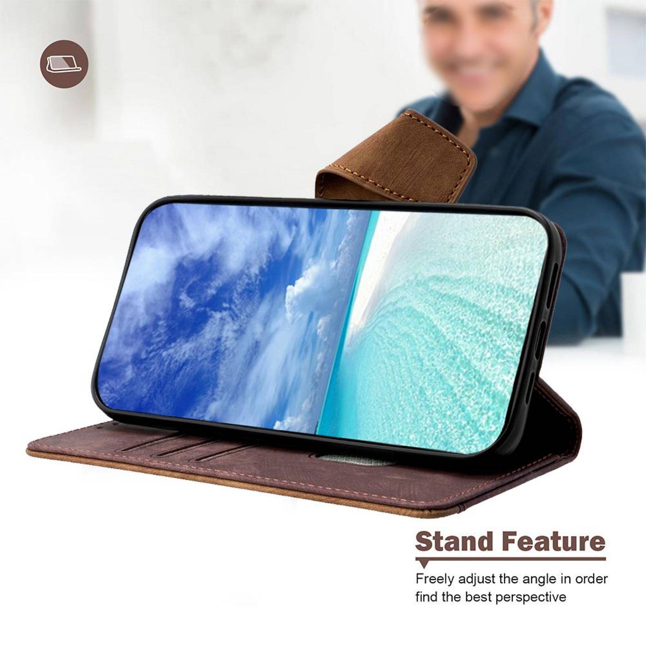 Smartphone in einer braunen Ledermappe, aufgeklappt, zeigt ein horizontal ausgerichtetes Video oder Foto aufgeteilt zwischen Himmel und Ozean; Text lautet „Stand-Funktion