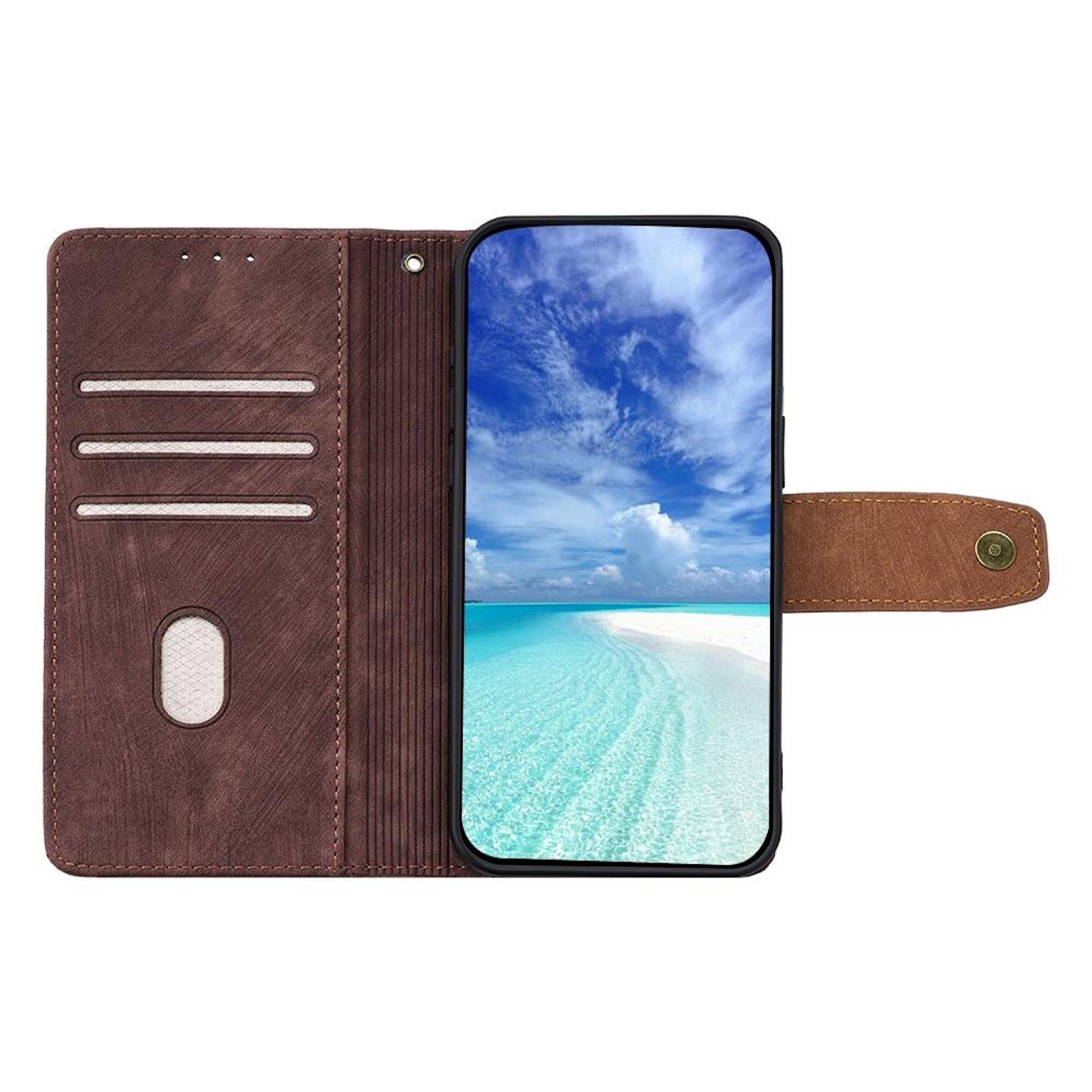 Braune Leder-Handyhülle mit Geldbörse, aufgeklappt gezeigt, mit einem Smartphone, das ein Strandwallpaper anzeigt, Kartensteckplätze und einen Riemenverschluss.