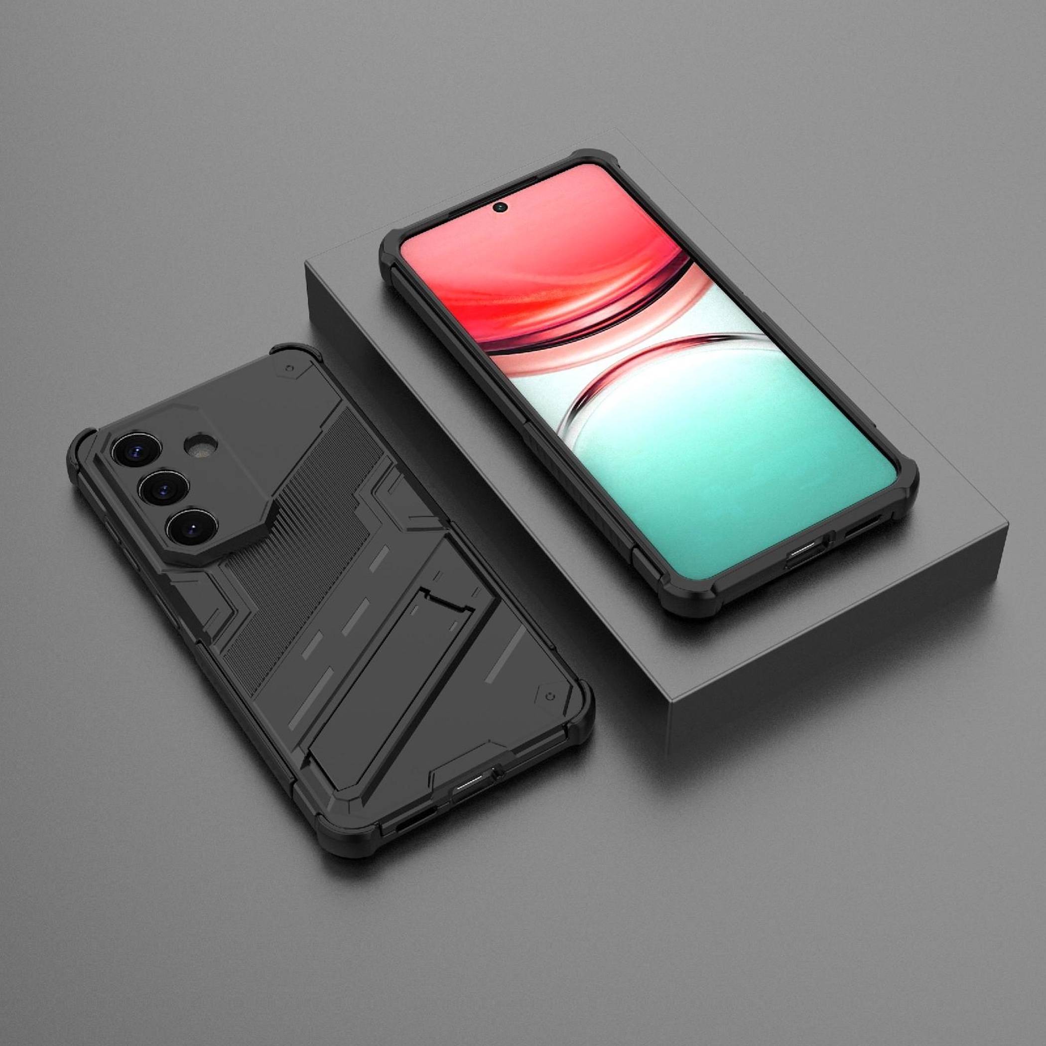 Zwei schwarze Smartphones von vorne und hinten auf einem grauen Präsentationsblock gezeigt, das eine robuste Schutzhülle und ein Triple-Kamera-Design hervorhebt.