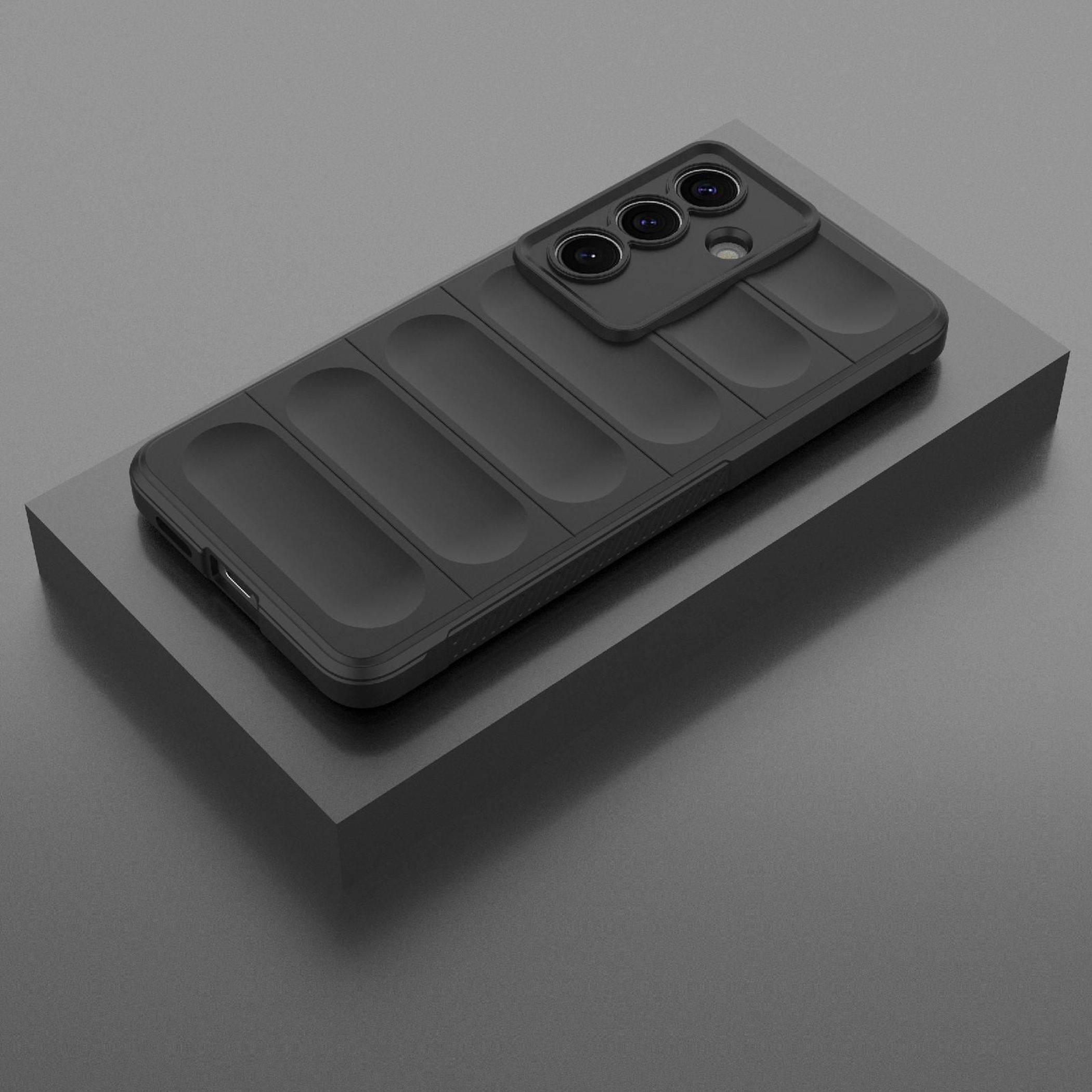 Schwarze Smartphone-Hülle mit erhöbenem Kameramodul und drei Linsenöffnungen, auf einem grauen Displayblock präsentiert.