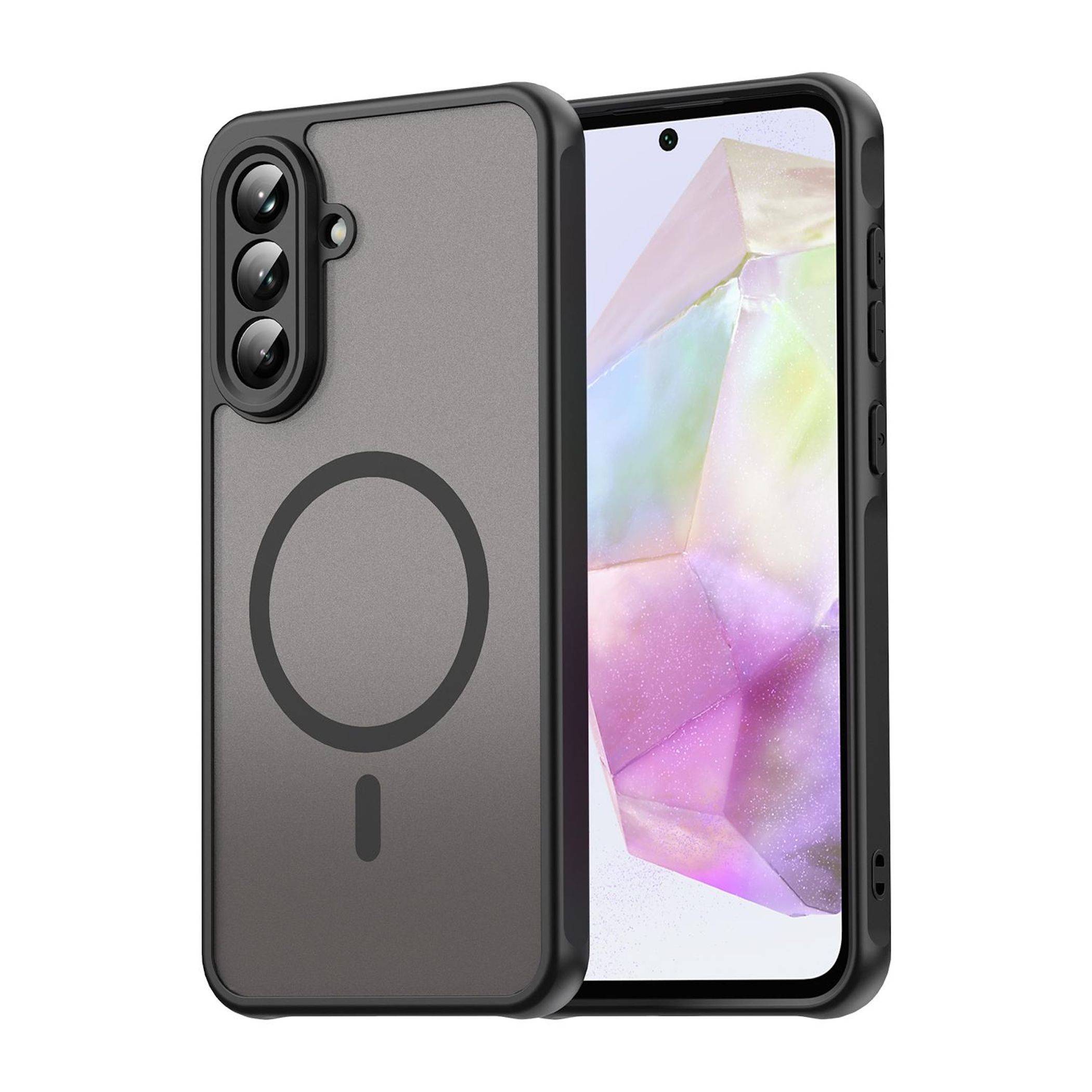 Schwarze Smartphone-Hülle mit einem kreisförmigen MagSafe-ähnlichen Ring und dreifachem Kameraausschnitt, gezeigt auf einem Telefon mit geometrischem Pastellhintergrund.