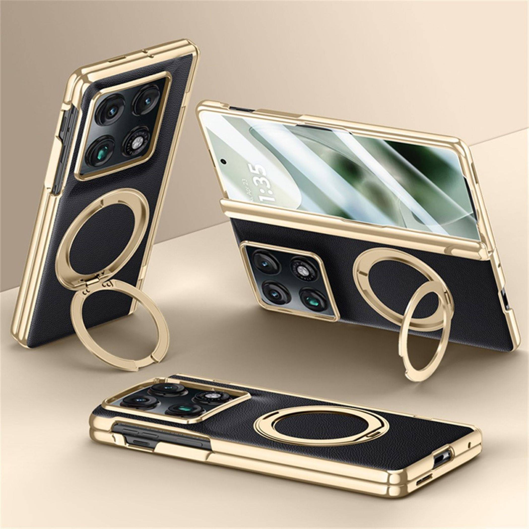 Drei schwarze und goldene Smartphone-Hüllen mit Ring-Ständern, aufrecht stehend und flach liegend dargestellt, um die rückwärtige Kamera und die Ständerfunktionen zu zeigen.