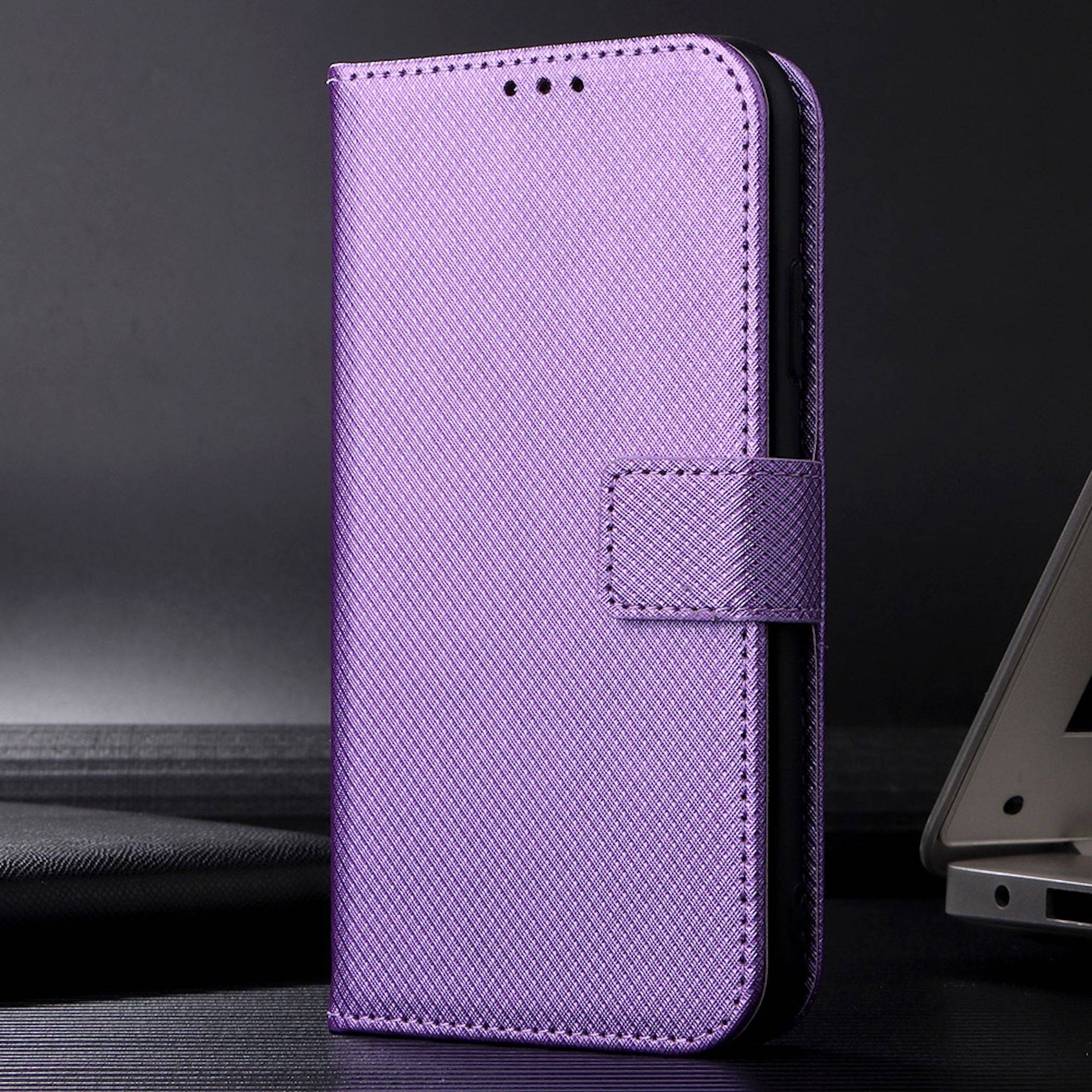 Violette strukturierte Telefonfolioschutzhülle, aufrecht stehend mit vorderem Riemen und Kameraaussparungen, auf dunkler Oberfläche gezeigt.