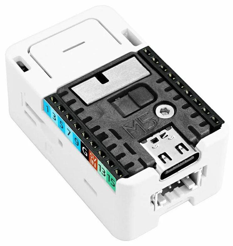 Nahaufnahme einer weißen modularen USB-Netzwerkbuchse mit nummerierten Verdrahtungsklemmen und einem freiliegenden USB-C-Anschluss.