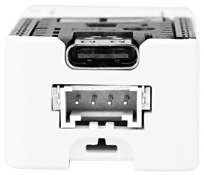 Nahaufnahme eines weißen USB-C-Adapters mit einem USB-C-Anschluss oben und einem quadratischen USB-B-Anschluss darunter.