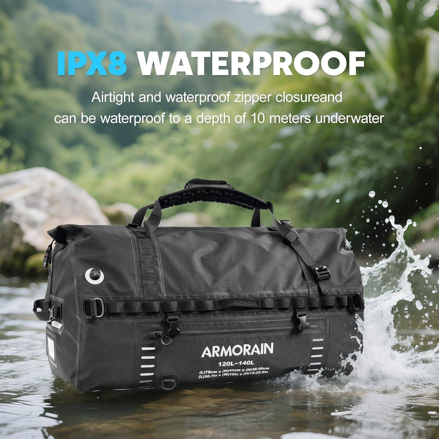 Schwarze wasserdichte Reisetasche in flachem Wasser mit Spritzern, beschriftet mit „IPX8 WASSERDICHT" und „ARMORAIN""; der Text besagt, dass der luftdichte Reißverschluss bis zu 10 Meter unter Wasser wasserdicht ist.
