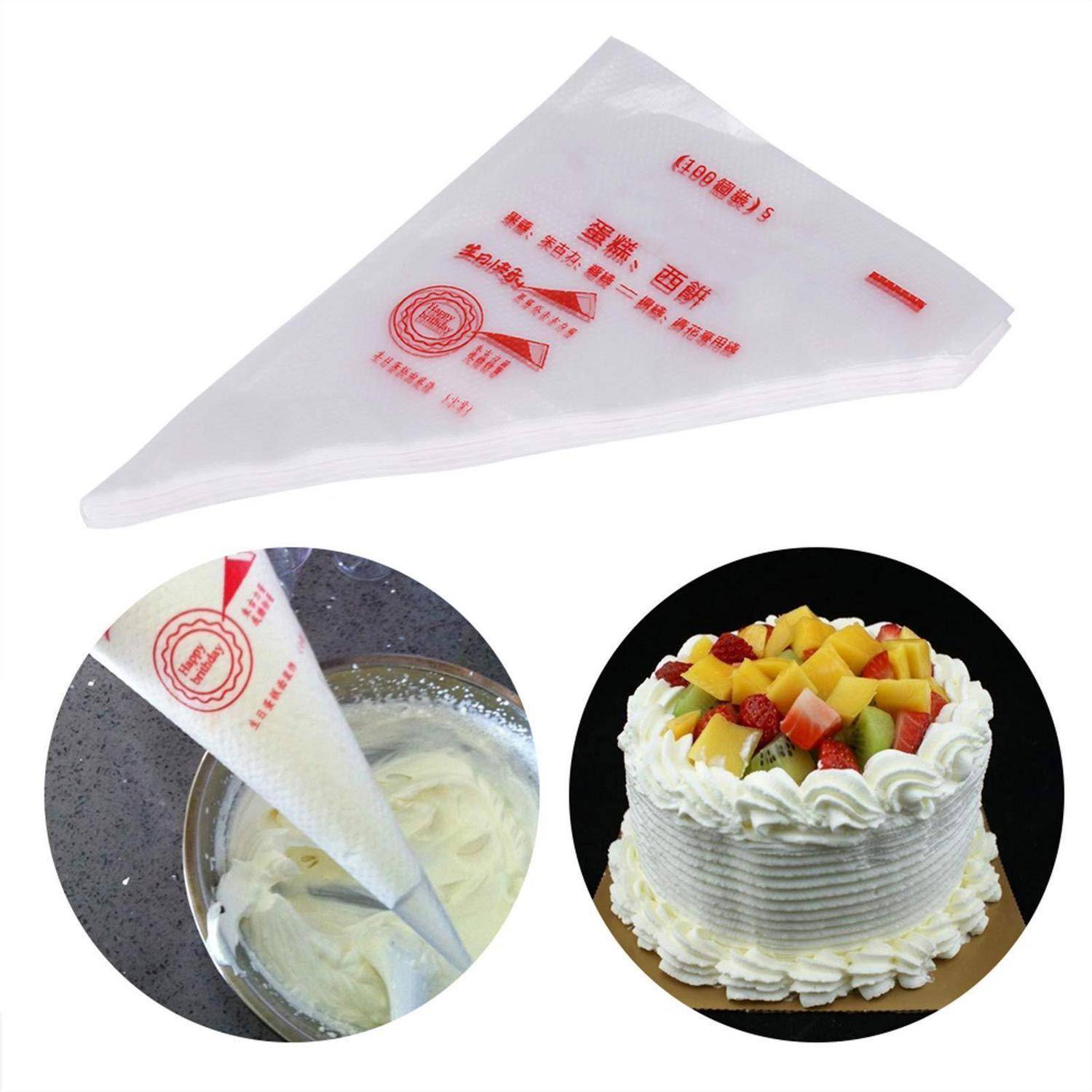 Einwegspritzbeutel wird zum Verzieren von Schlagsahne auf einem fruchtendeckten Kuchen verwendet.