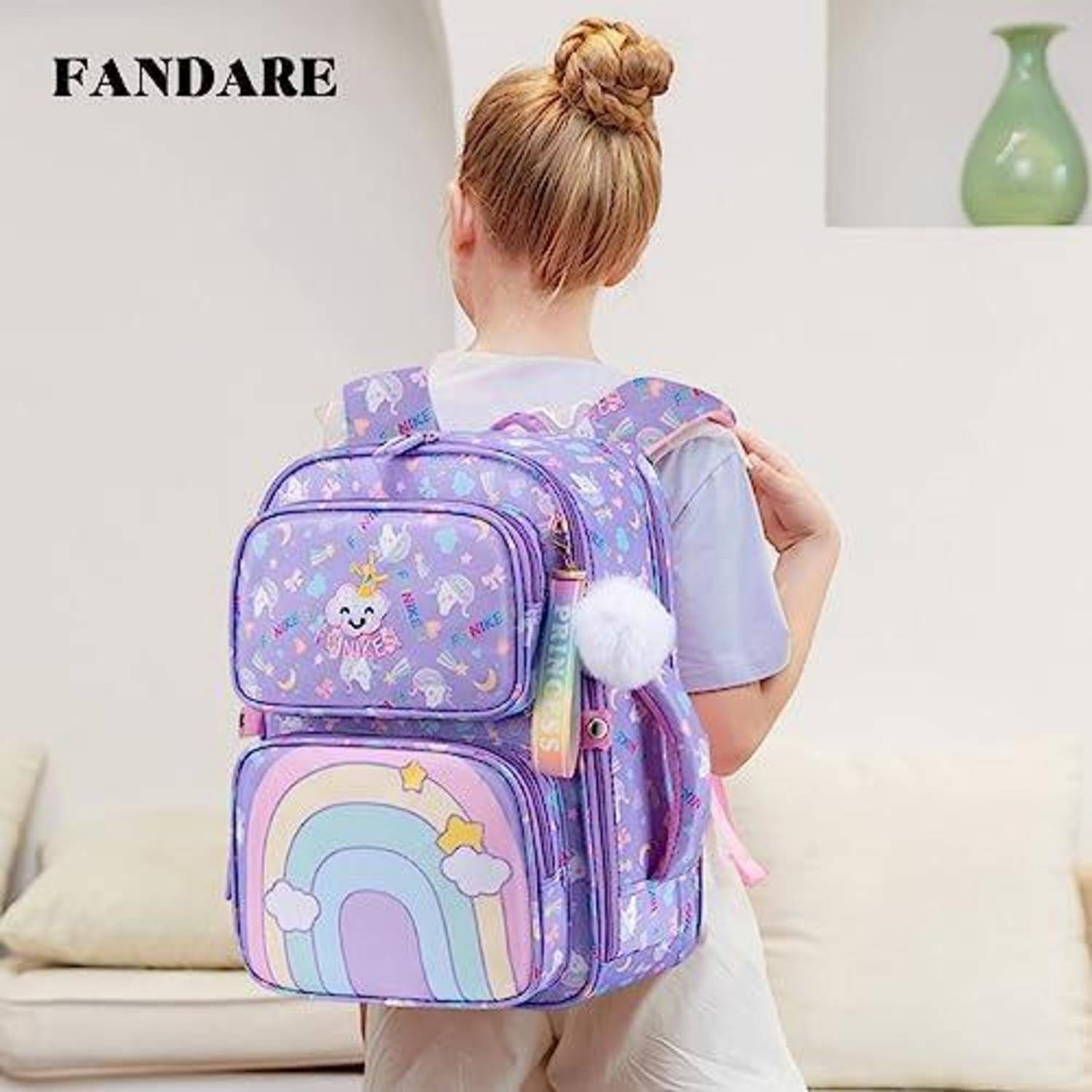 Mädchen von hinten zu sehen, das einen lila Rucksack mit Einhorn- und Regenbogendesigns trägt, dargestellt als Produktanzeige mit dem Markennamen 'FANDARE'.