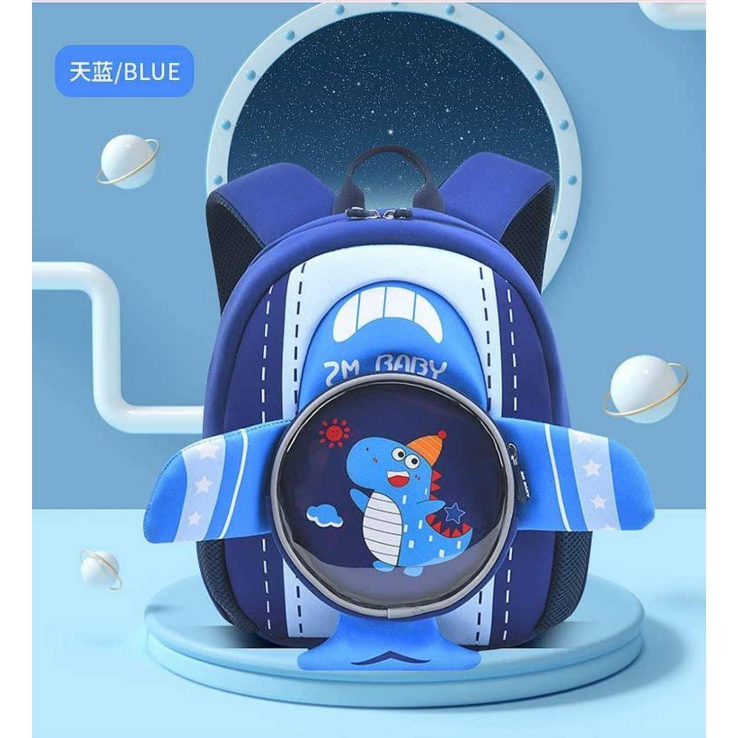Blauer Kinderrucksack mit Cartoon-Dinosaurier und rundetore Vordertasche, gezeigt vor einem weltraum-thematischen Hintergrund mit dem Text '天蓝/BLAU'.
