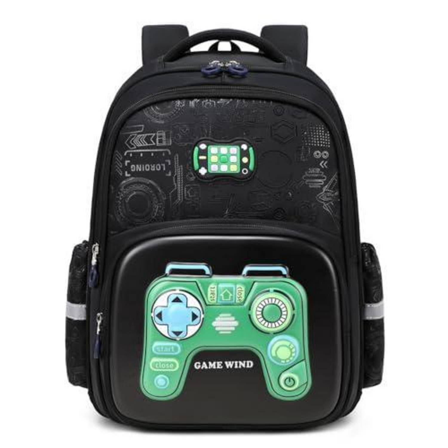 Schwarzer Rucksack mit einem großen grünen Spielecontroller-Design auf der Vorderseite, vor einem einfachen weißen Hintergrund präsentiert.