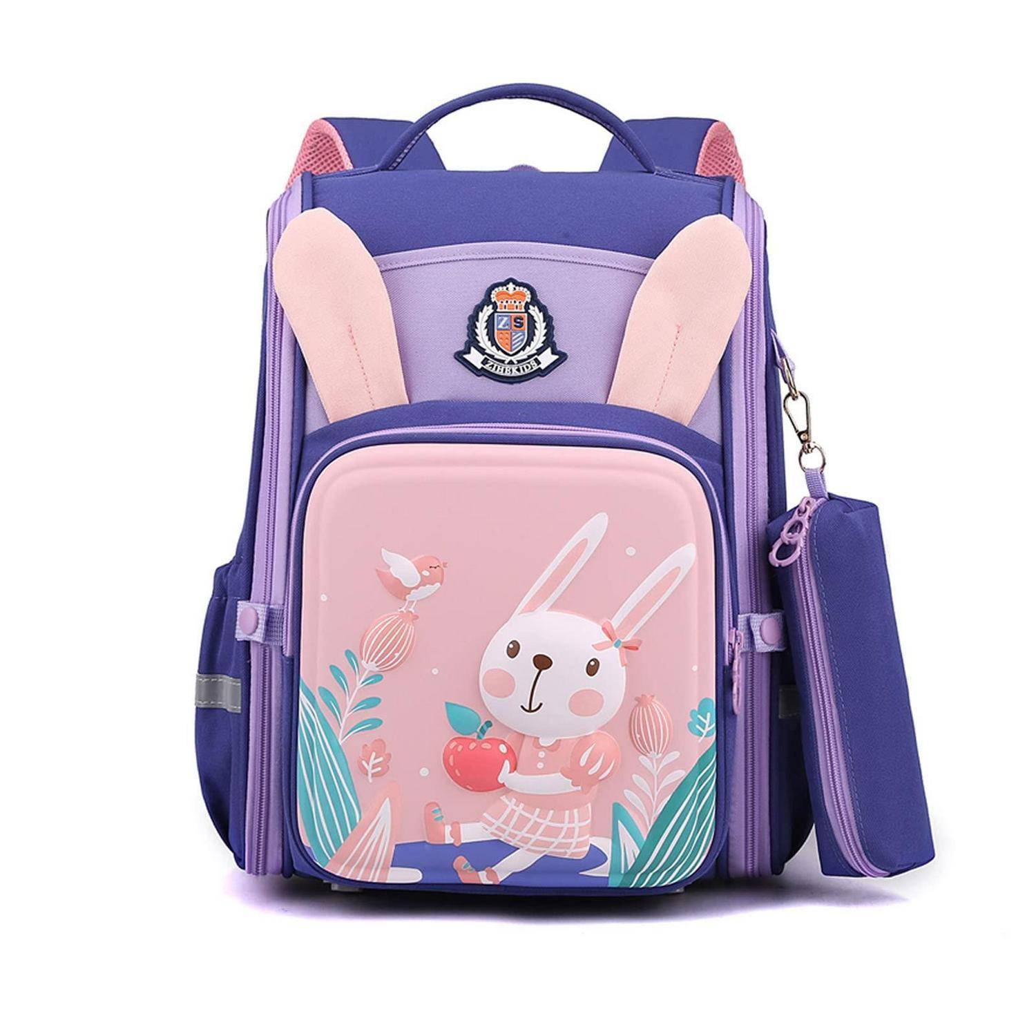 Violetter Kinderrucksack mit Hasenohren, einer vorderen Cartoon-Kaninchentasche und einer passenden Seitentasche auf weißem Hintergrund.