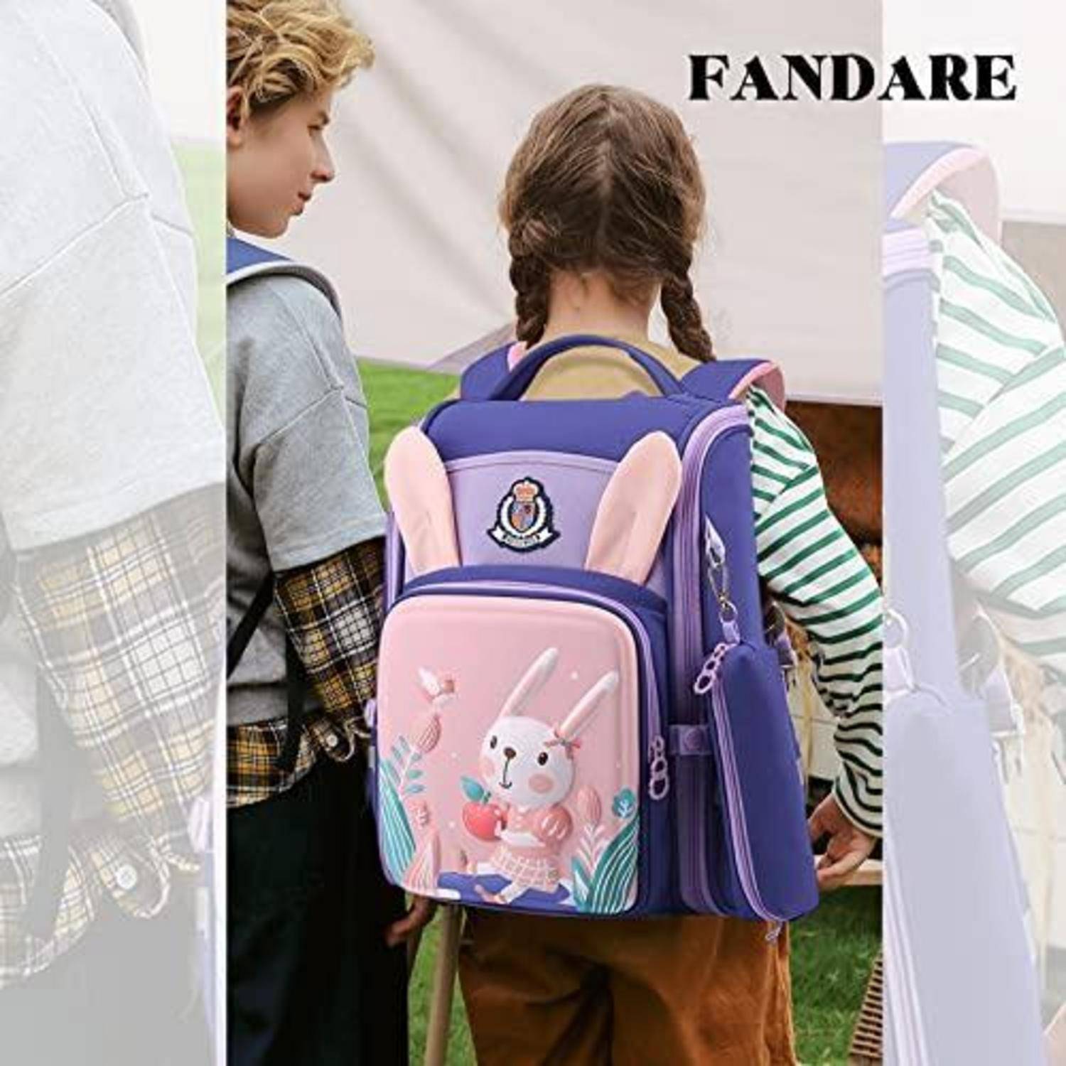 Zwei Kinder mit einem rosa-lila Hasenrucksack, dargestellt als Schulrucksack mit dem Markennamen 