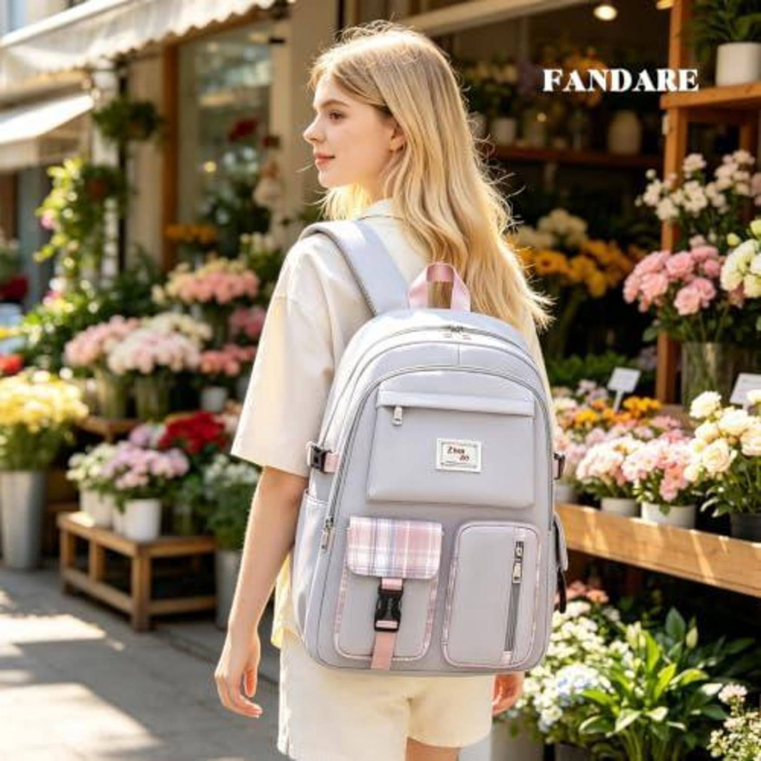 Blonde Frau, die an einem Blumenladen vorbeigehen und einen hellgrauen Rucksack mit rosafarbenen Akzenten trägt.