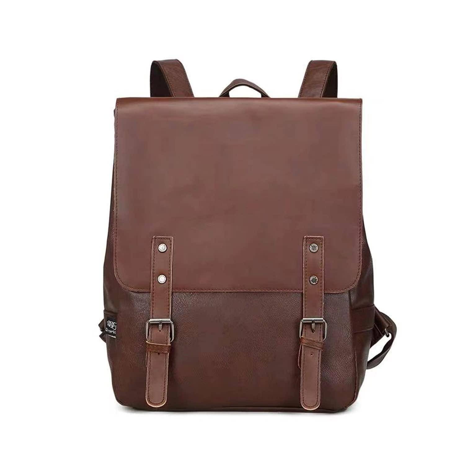 Brauner Lederrucksack mit Klappenver­schluss, vorderen Schnallengurten und Tragegriff auf weißem Hintergrund.