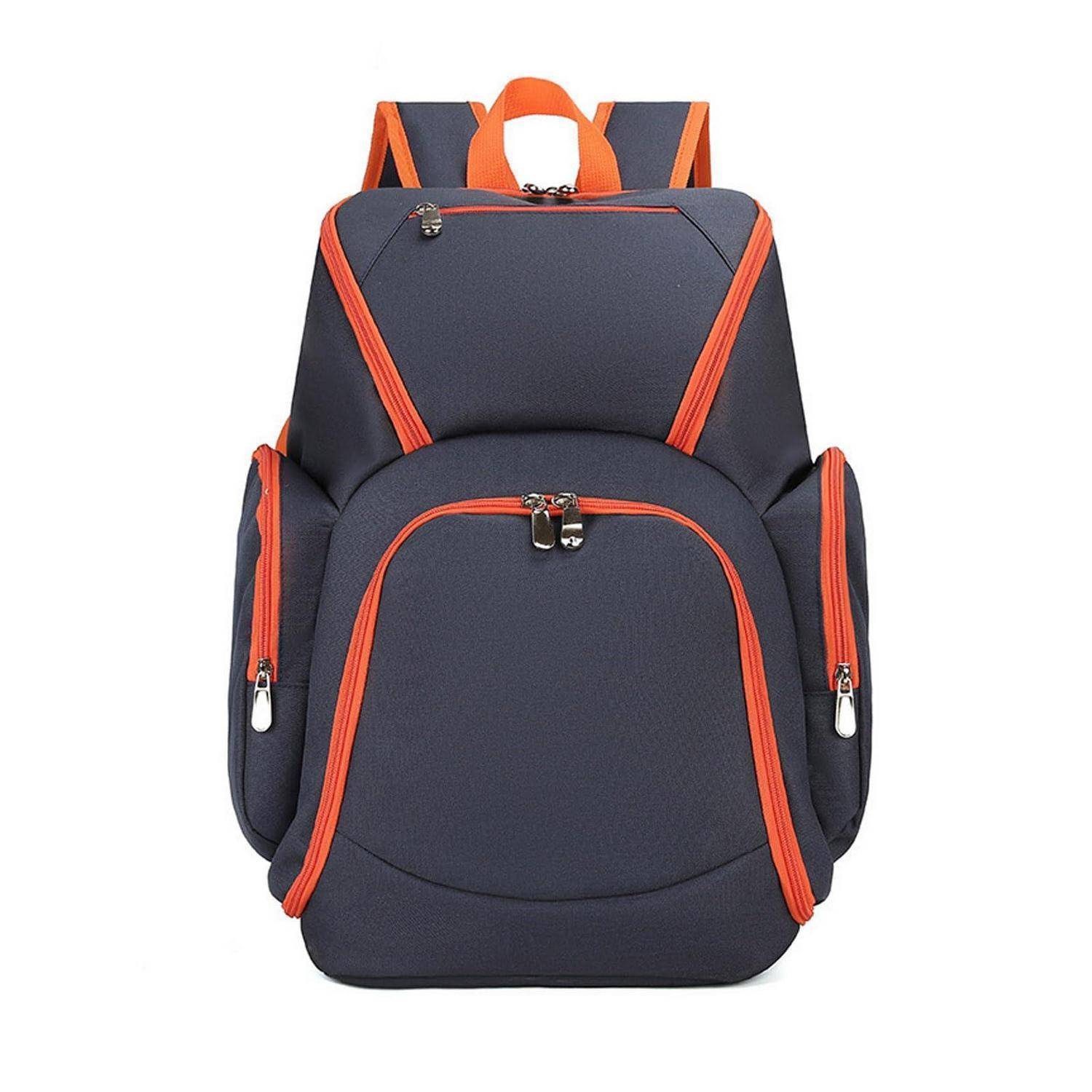 Marineblauen Rucksack mit orangefarbigen Kanten, vorderen und seitlichen Reißverschlusstaschen und einem oberen Tragegriff, vor weißem Hintergrund gezeigt.