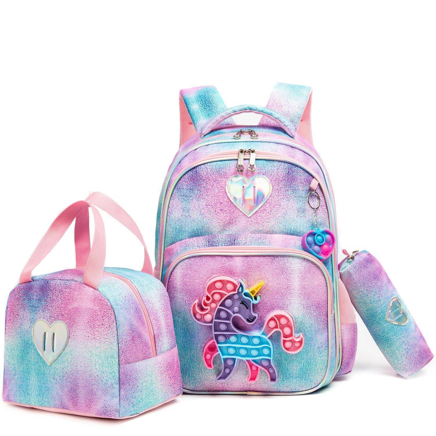 Pastellfarbenes Regenbogen-Schulranzen-Set mit Rucksack, Lunchbox, Stifteetui und Wasserflasche verziert mit Einhorn- und Herz-Aufnähern.