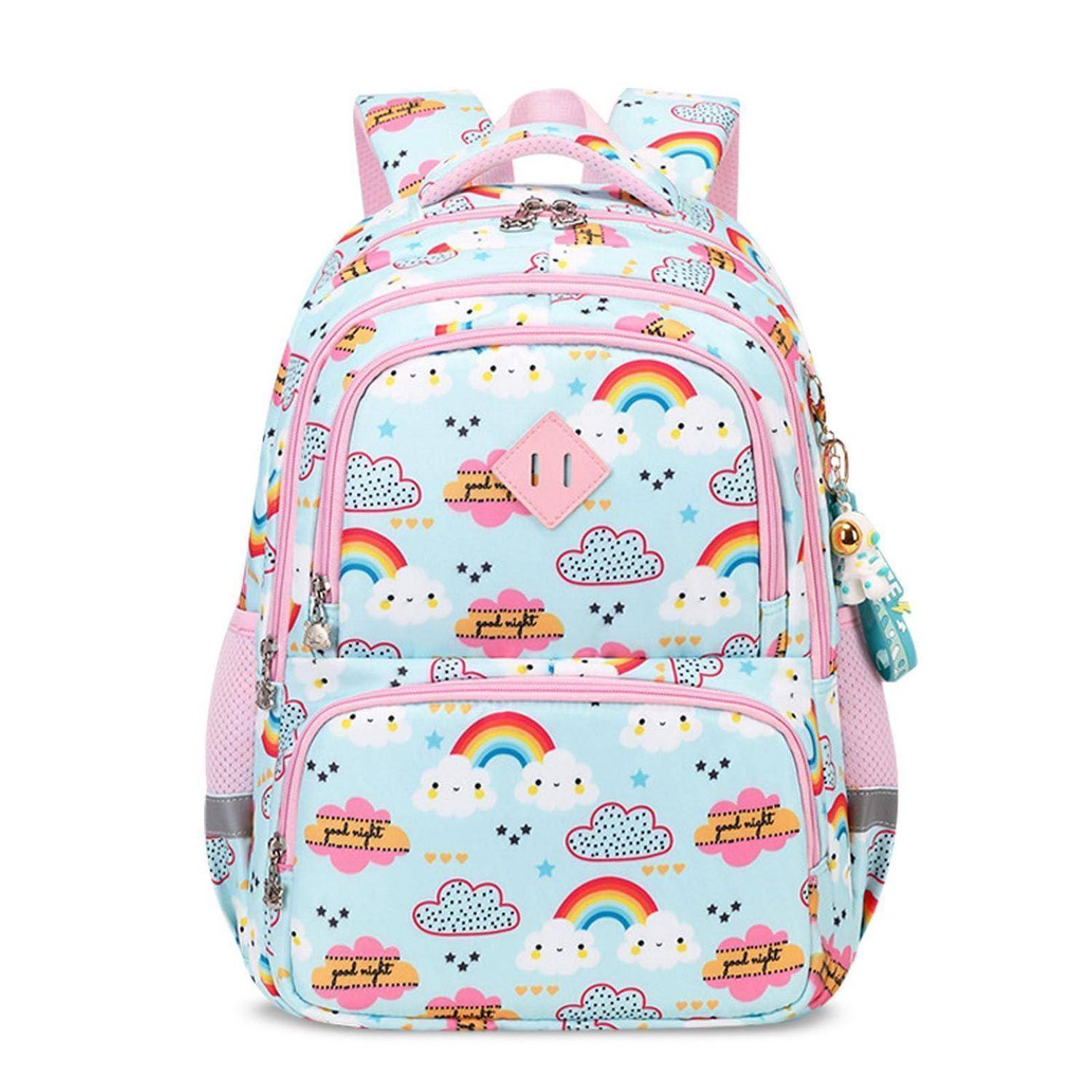 Pastellfarbener Kinderrucksack mit Regenbogen- und Wolkendruck, rosa Besatz, Vordertaschen und seitlichen Netztaschen auf weißem Hintergrund.