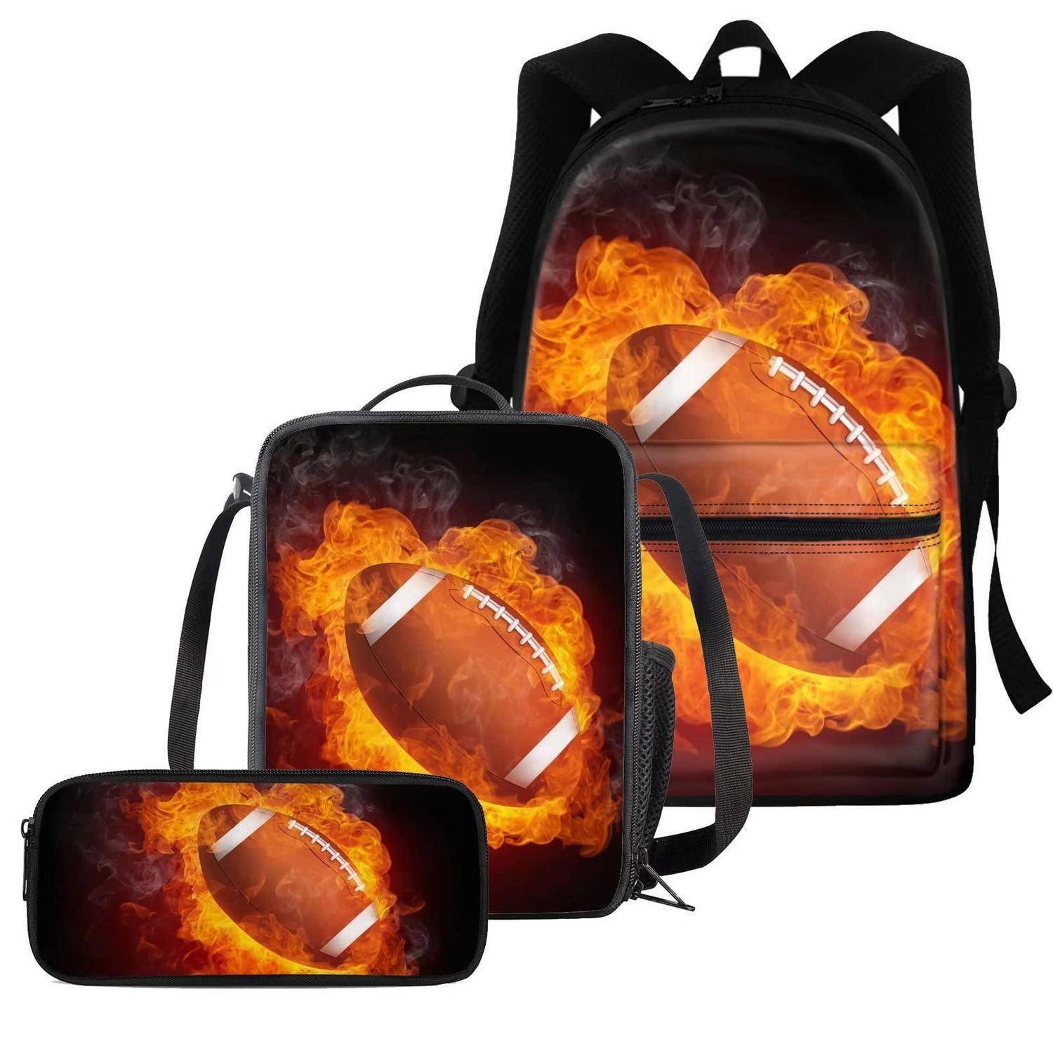 Drei schwarze Taschen – ein Rucksack, eine Umhängetasche und ein Federmäppchen – bedruckt mit einem lodernden Fußballdesign auf weißem Untergrund.