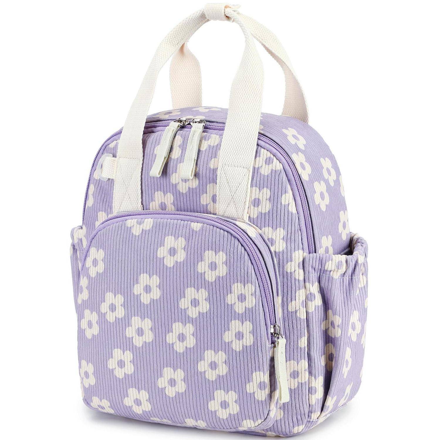 Kleiner Lavendel-Blumen-Rucksack mit weißen Griffen, vorderer Reißverschlusstasche und Seitentaschen auf einfachem weißem Hintergrund.