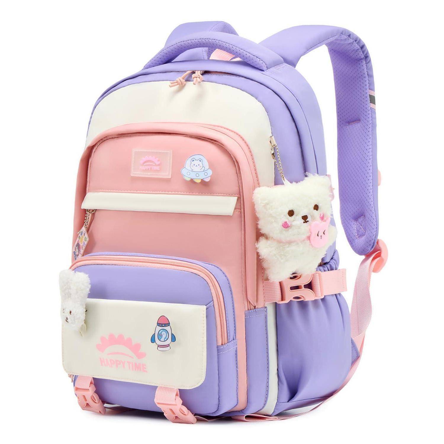 Zartes lila und rosa Kinderrucksack mit vorderen Taschen, Bärchen-Plüschanhängern und Cartoon-Aufnähern auf weißem Hintergrund.