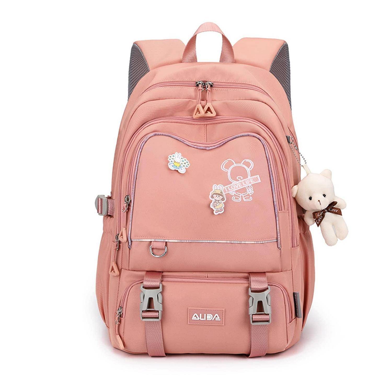 Rosafarbener Rucksack mit vorderen Taschen, Reißverschlussverschlüssen und einem kleinen Teddybär-Anhänger auf der rechten Seite angebracht.