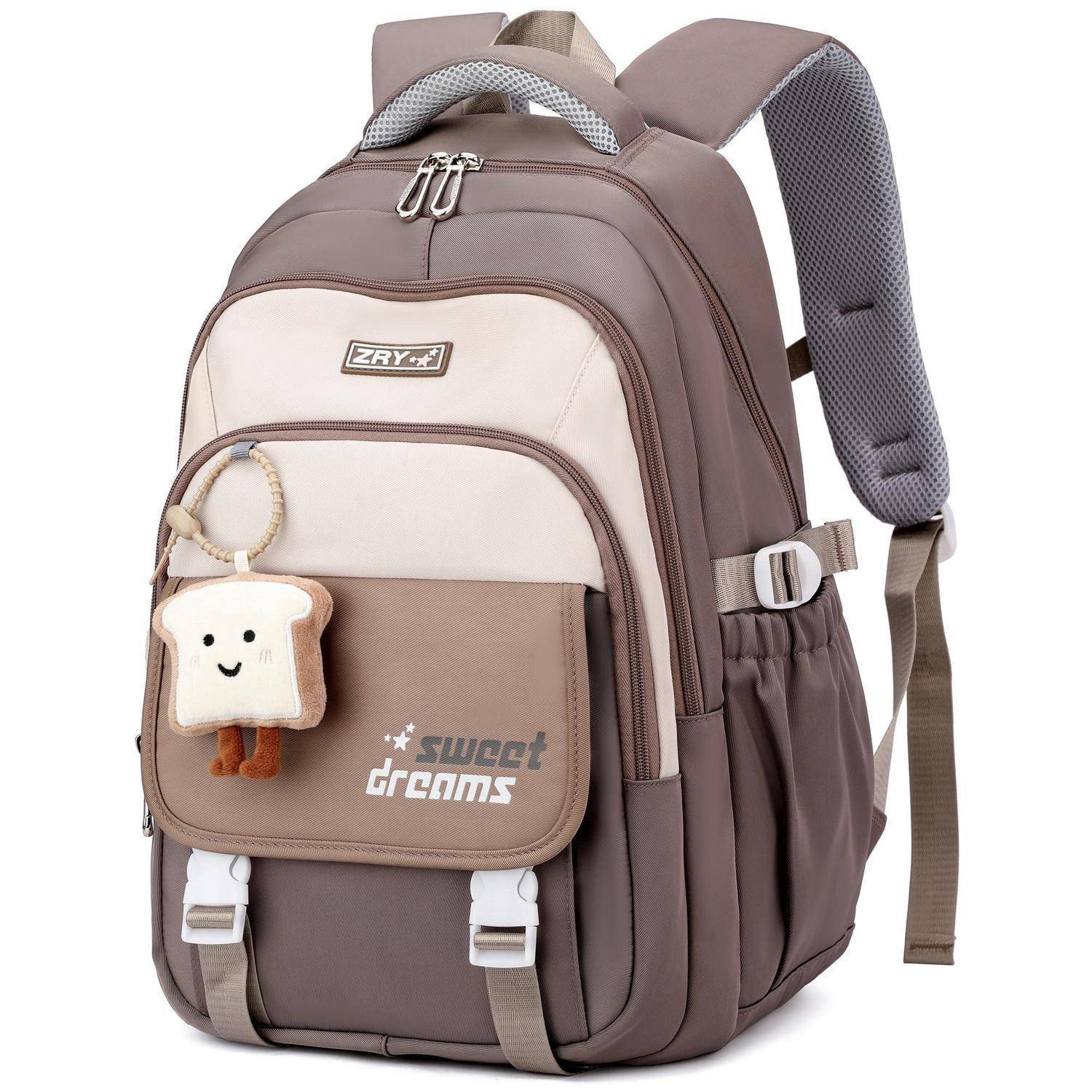 Braun und beige Rucksack mit Vordertaschen, Seitentasche und einem baumelnden, broförmigen Plüschanhänger; beschriftet mit 