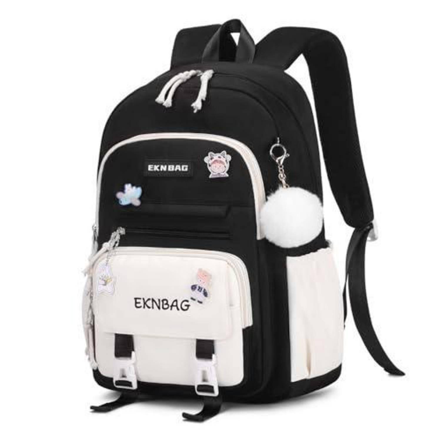 Schwarz-weißer Rucksack mit mehreren Reißverschlusstaschen, "EKNBAG""-Branding und dekorativen Anhängern, auf neutralem Hintergrund dargestellt.