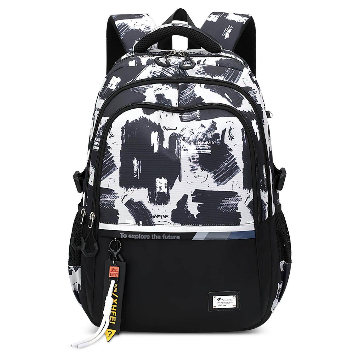 Schwarz-weißer gemusterter Rucksack mit vorderen Reißverschlusstaschen, seitlichen Netztaschen und einem hängenden 