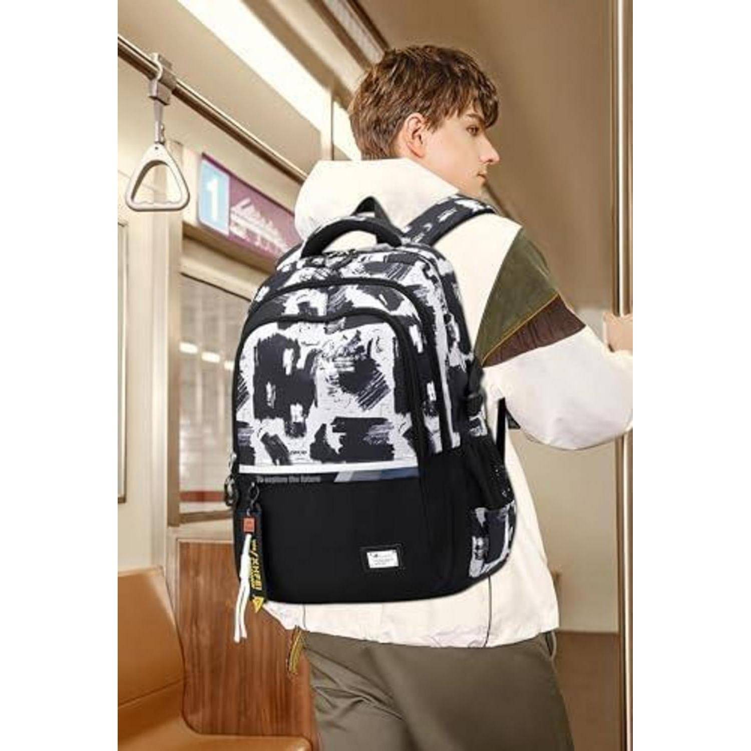 Person trägt einen schwarz-weiß gemusterten Rucksack während er/sie in einem Zug steht, zeigt die Größe und das Design der Tasche.