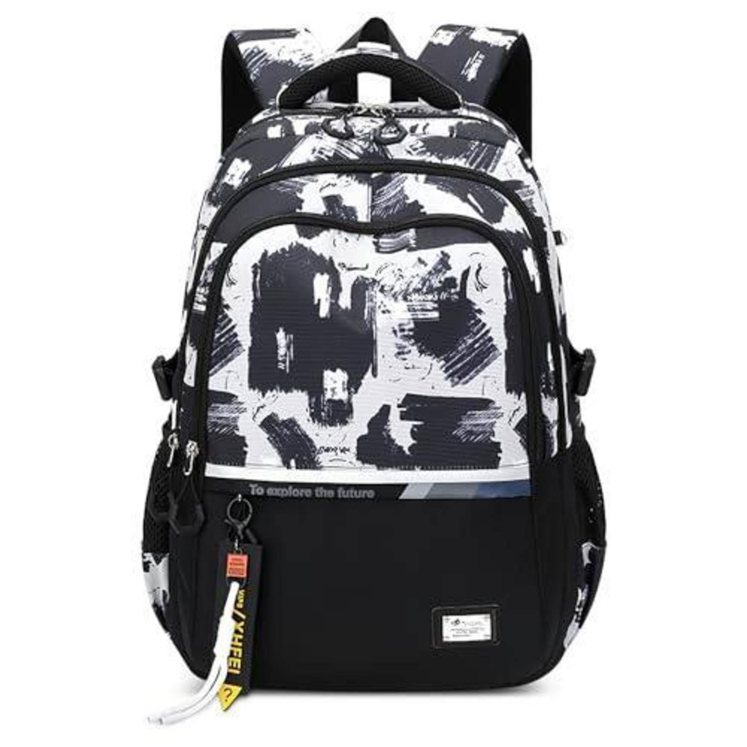 Schwarz-weiß gemusterter Rucksack mit Vordertasche mit Reißverschluss, Seitentaschen und hängendem Schlüsselanhänger auf weißem Hintergrund.