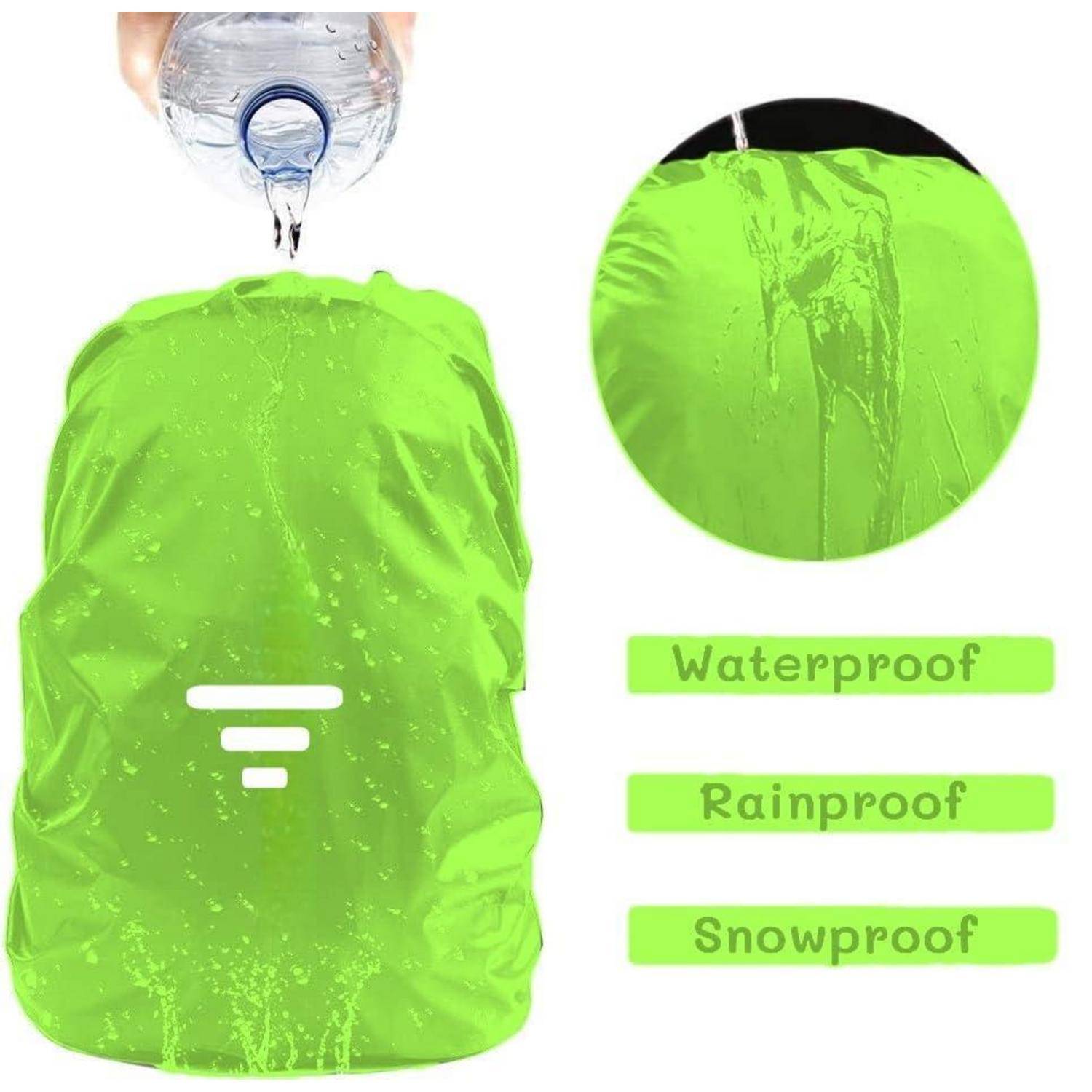 Leuchtend grüne Rucksack-Regenschutzhülle mit Wasser, das darauf gegossen wird, mit Beschriftungen für wasserdicht, regendicht und schneedicht Schutz.