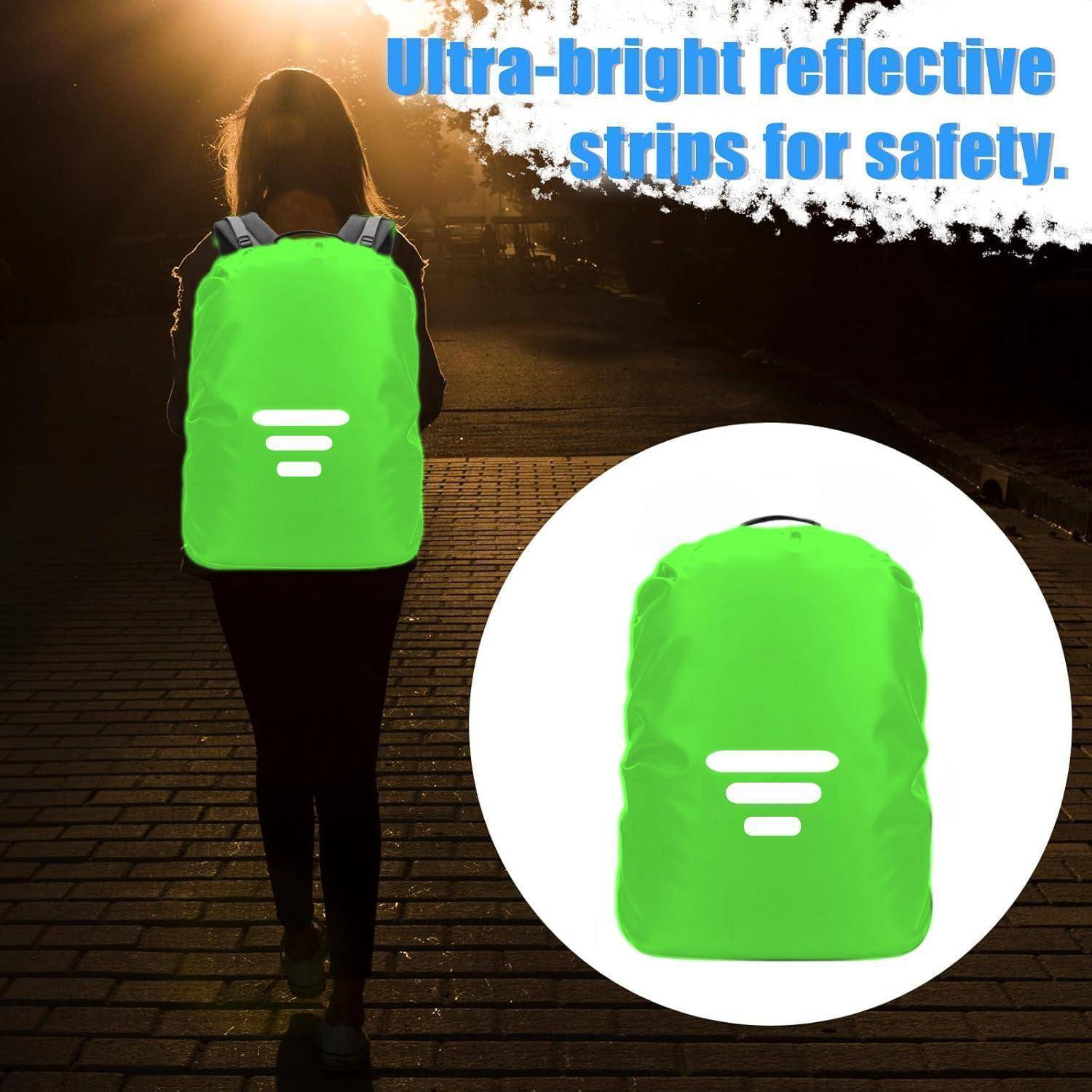 Person trägt einen leuchtend grünen Rucksack mit reflektierenden Streifen, gezeigt auf einem dunklen Pfad bei Sonnenuntergang; Text lautet „Ultraglänzende reflektierende Streifen für Sicherheit.