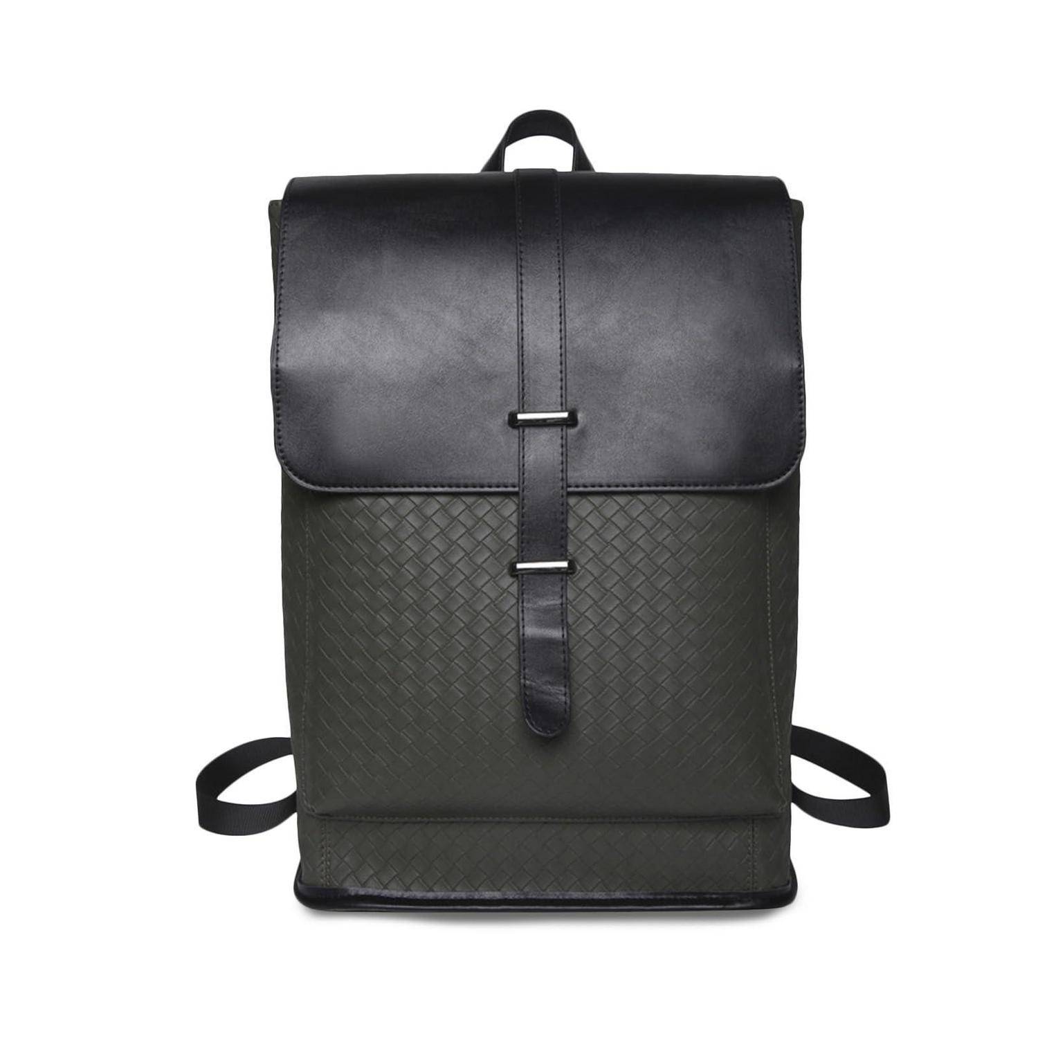 Schwarzer Lederrucksack mit Klappenver­schluss, vorderer Schnallenschnur und gewebter strukturierter unterer Platte auf weißem Hintergrund.