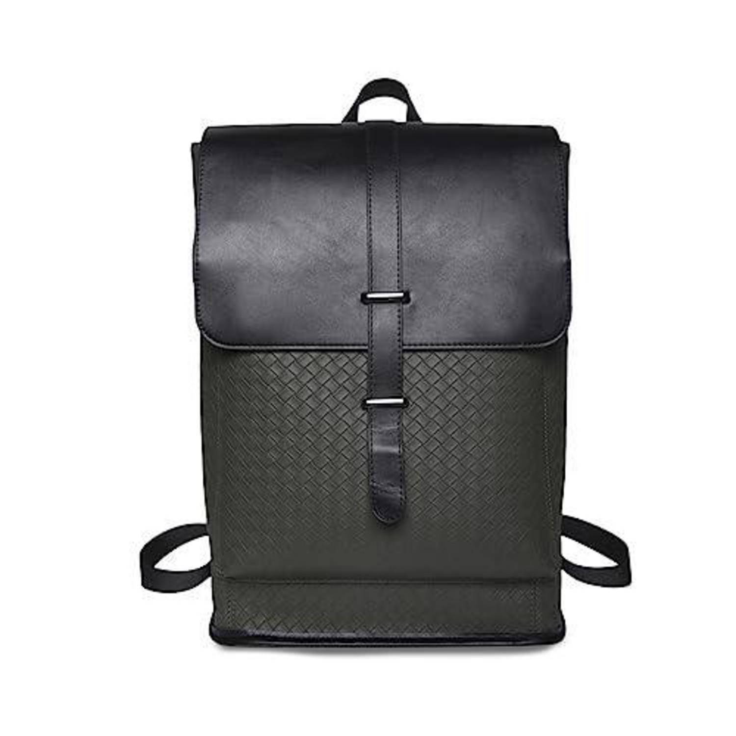 Schwarzer Lederrucksack mit vorderer Klappenabdeckung, oberen Tragegriff und zwei seitlichen Riemen, auf einfachem weißem Hintergrund dargestellt.