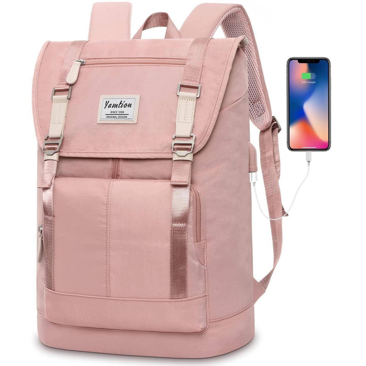 Rosa Rucksack mit vorderen Schnallen und USB-Ladeanschluss, der mit einem Smartphone verbunden ist und eine Reise- oder Schultasche mit integriertem Stromanschluss zeigt.