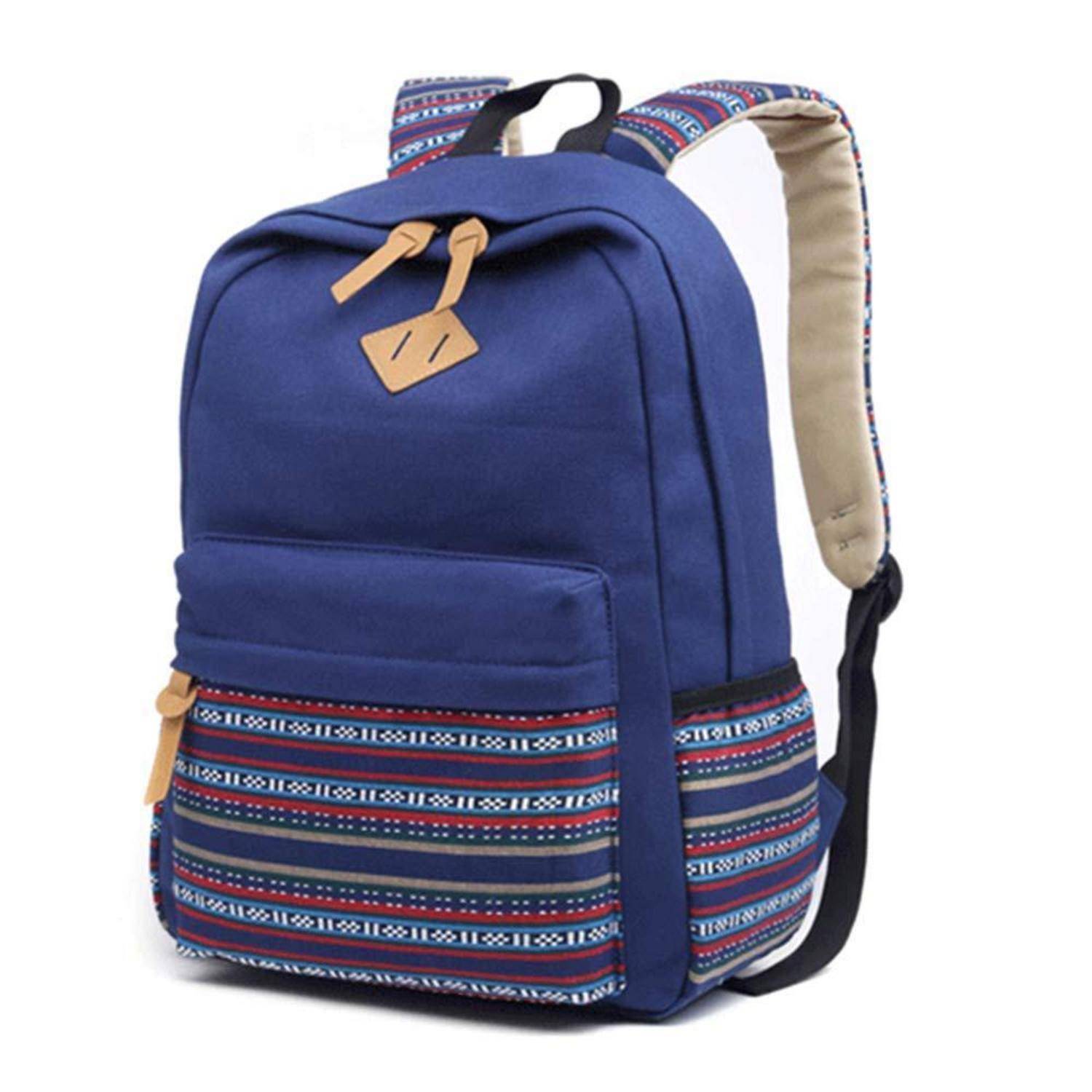 Blauer Rucksack mit gemustertem Besatz, Vordertasche und beigen Reißverschlusszügen auf weißem Hintergrund.