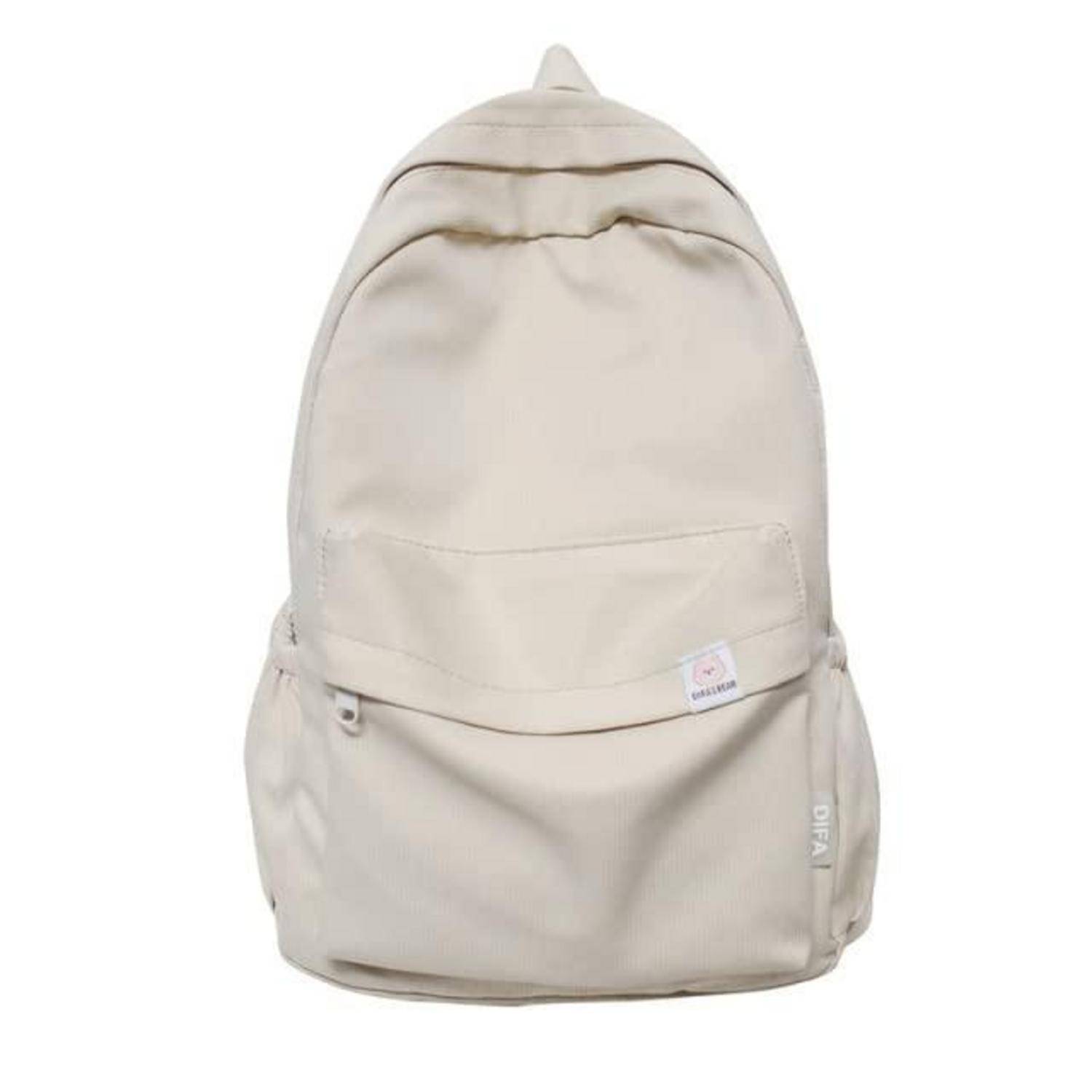 Beigefarbiger Rucksack mit vorderer Reißverschlusstasche und kleinem Logo-Tag, auf weißem Hintergrund dargestellt.