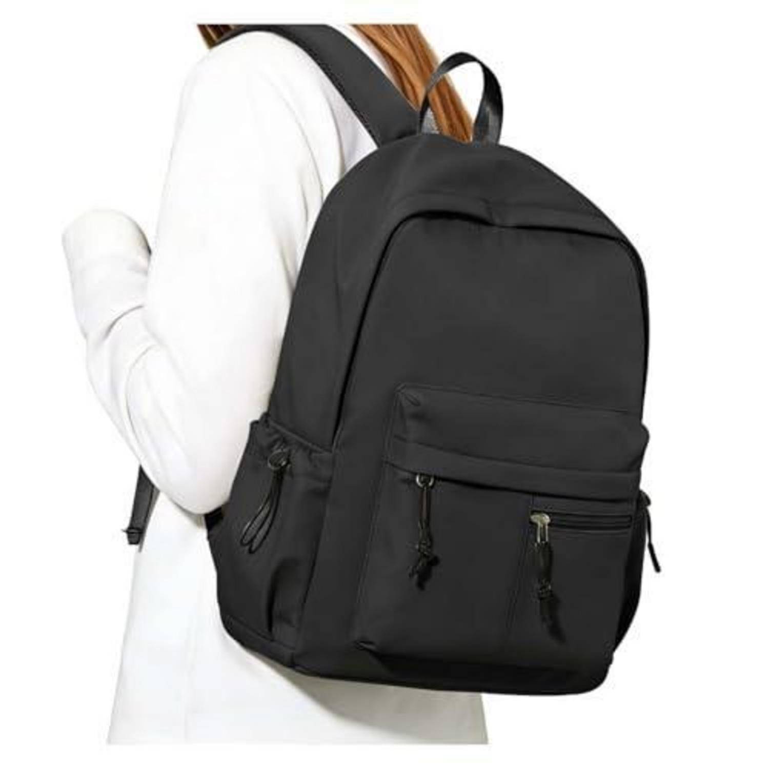 Person trägt einen schwarzen Rucksack mit mehreren Reißverschluss-Vordertaschen auf weißem Hintergrund.