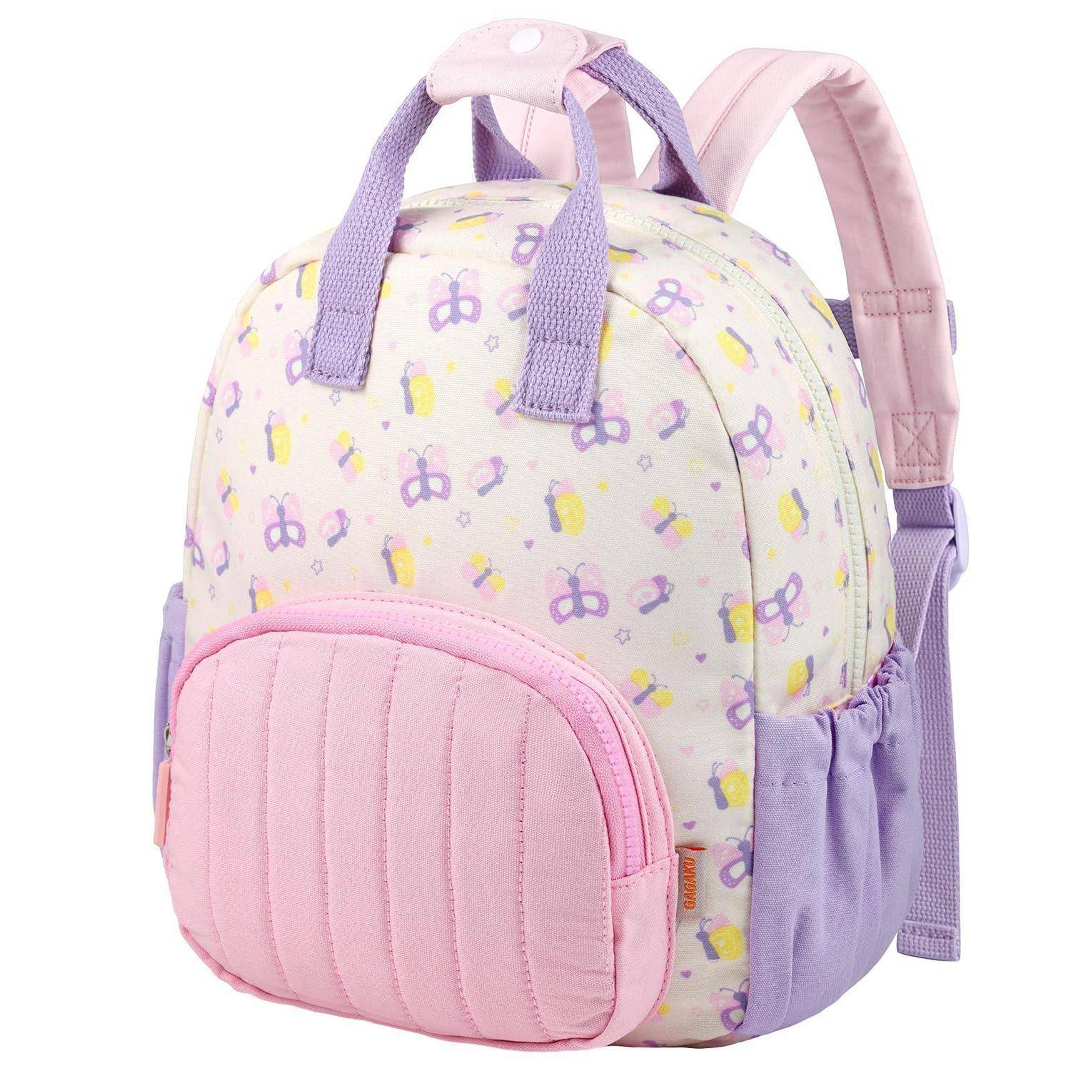 Pastellfarbener Kinderrucksack mit violetten Riemen, rosa gesteppter Vordertasche und Schmetterlingsmuster, auf weißem Hintergrund dargestellt.